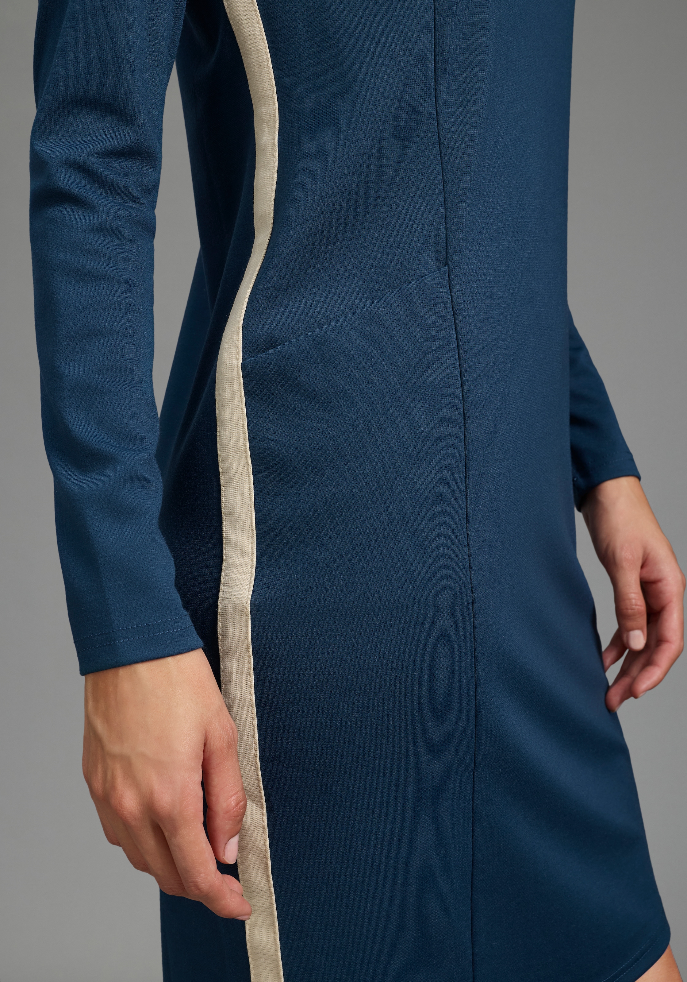 Laura Scott Robe fourreau »mit modischem Galonstreifen« Poches pour les mains en mélange de viscose élastique, coupe ajustée