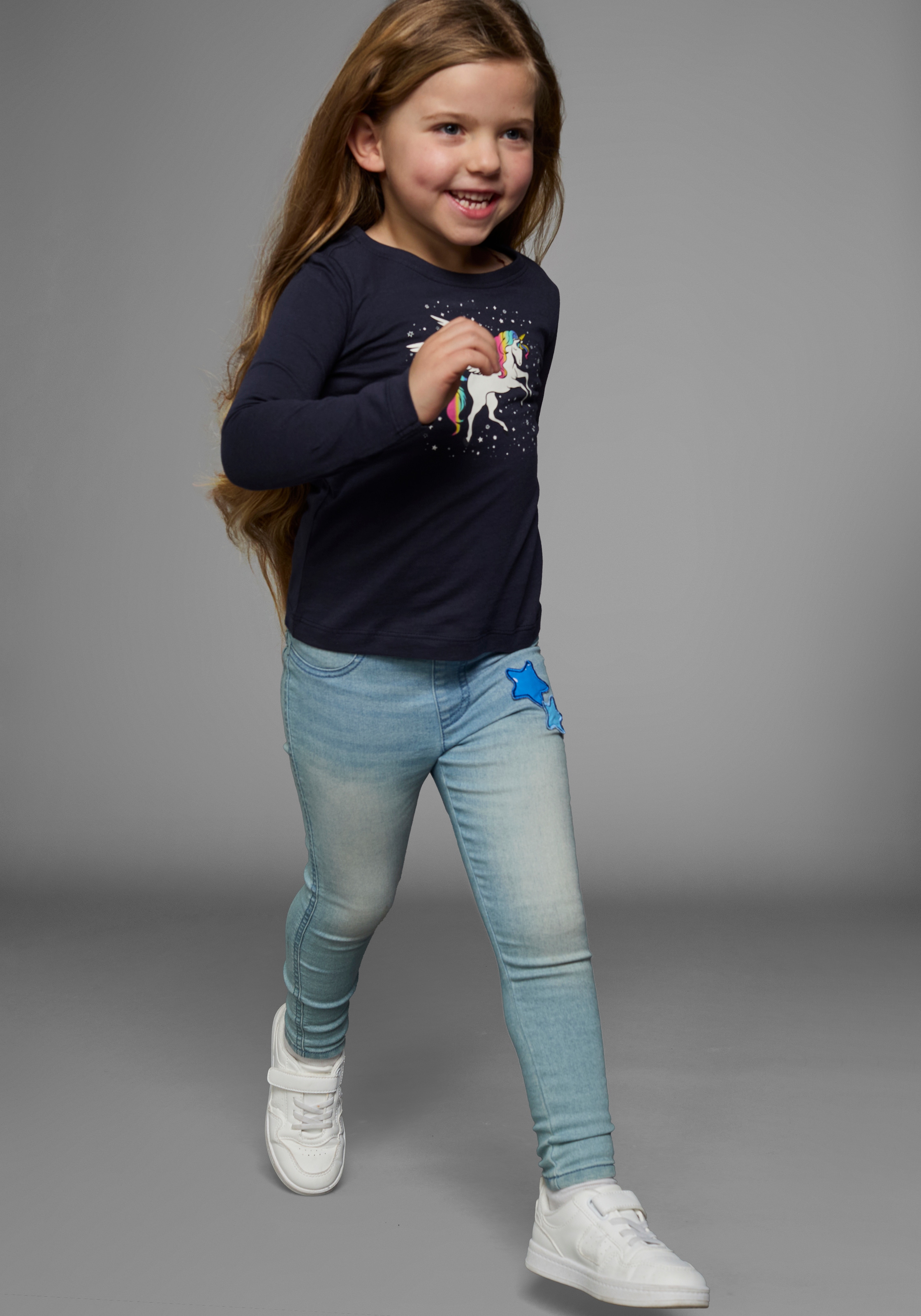 KIDSWORLD Langarmshirt »mit süssem Einhorn Druck«, langärmlig, hüftlange Passform, stylischer Druck