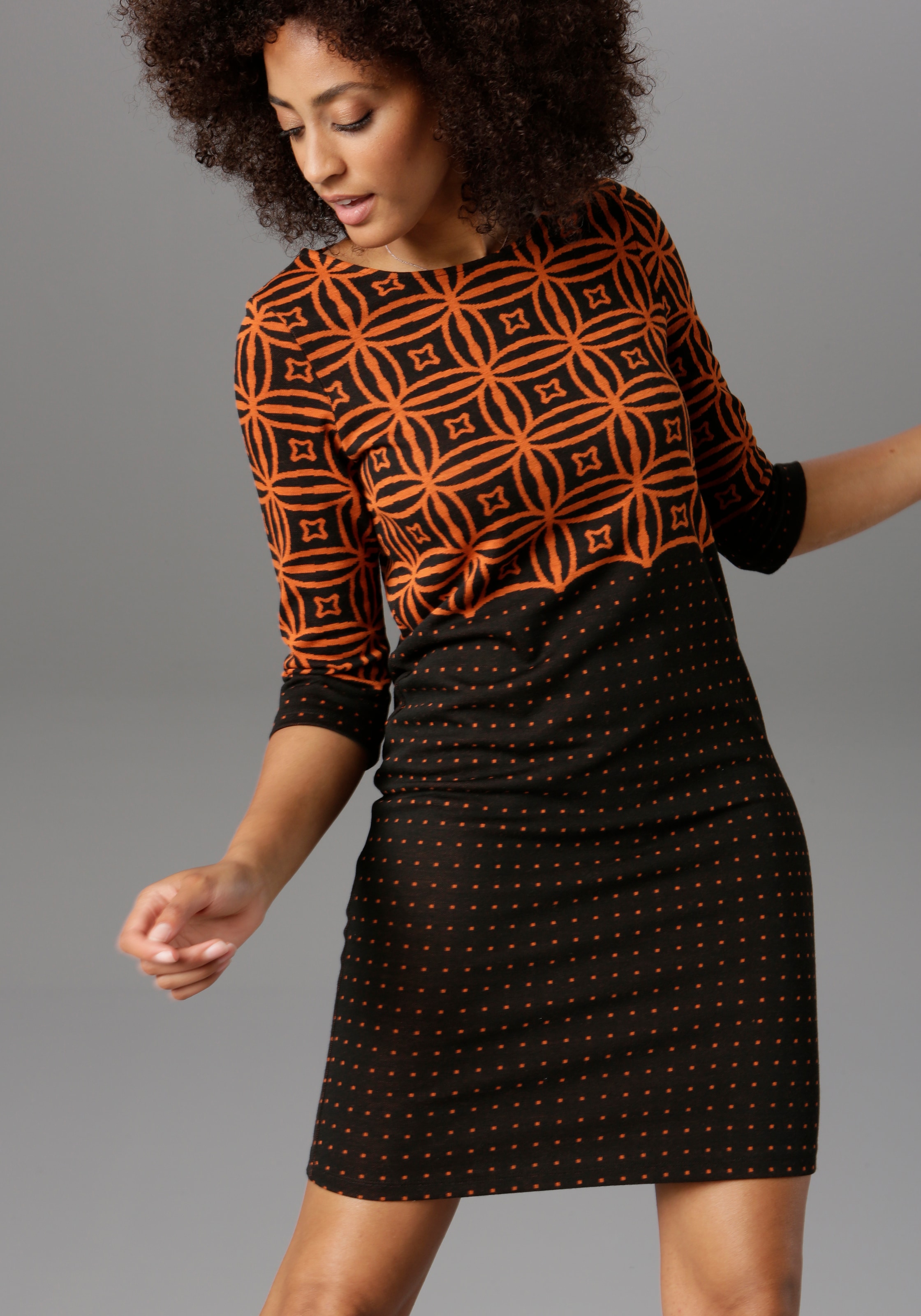 versandkostenfrei Punkte-Design mit Muster- Jerseykleid, auf SELECTED modernem und ♕ Aniston