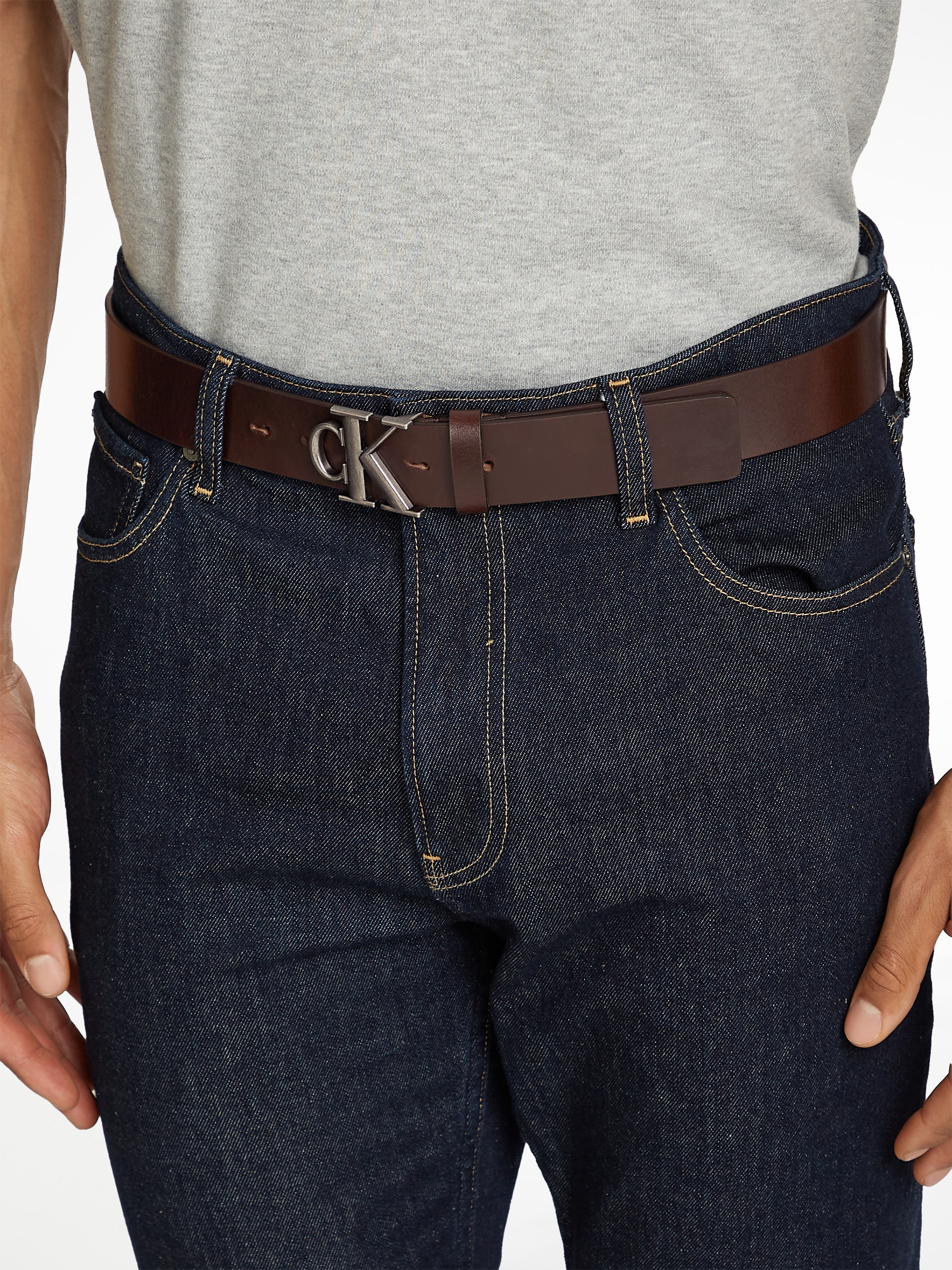 Calvin Klein Jeans Ledergürtel »ROUND MONO PLAQUE LTHR BELT 35MM«, mit CK-Logoschliesse
