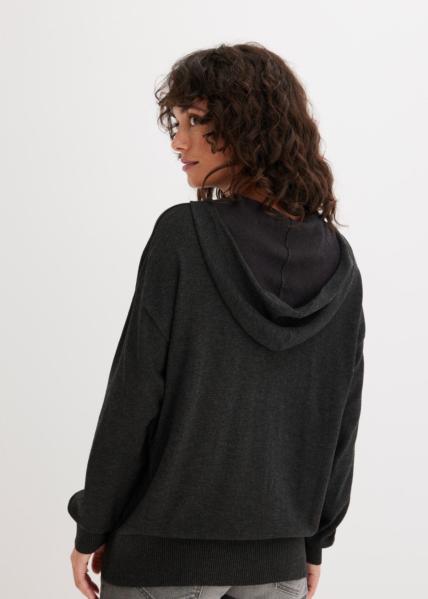 bonprix Pull en tricot aus Viskosemischung, mit Kapuze, mit Kängurutasche