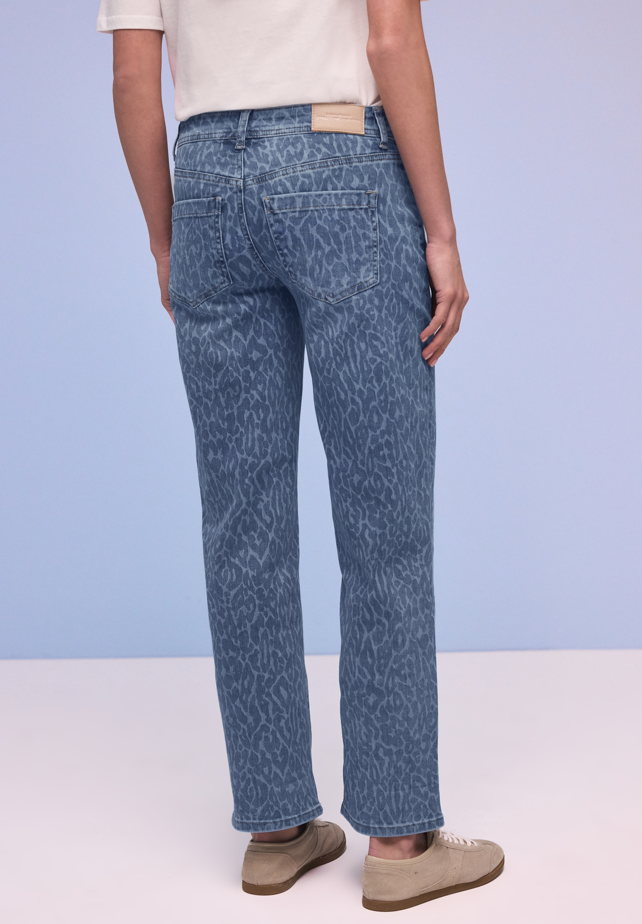 STREET ONE Jeans droit »Style Amalia Straight Leg« mit einem gelaserten Leo‑Muster
