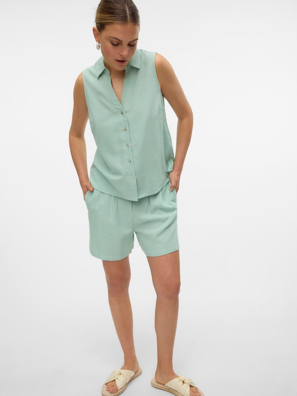 Vero Moda Shorts »VMJESMILO HW SHORTS WVN NOOS«  Viskosemischung, regular fit, mit Leinen