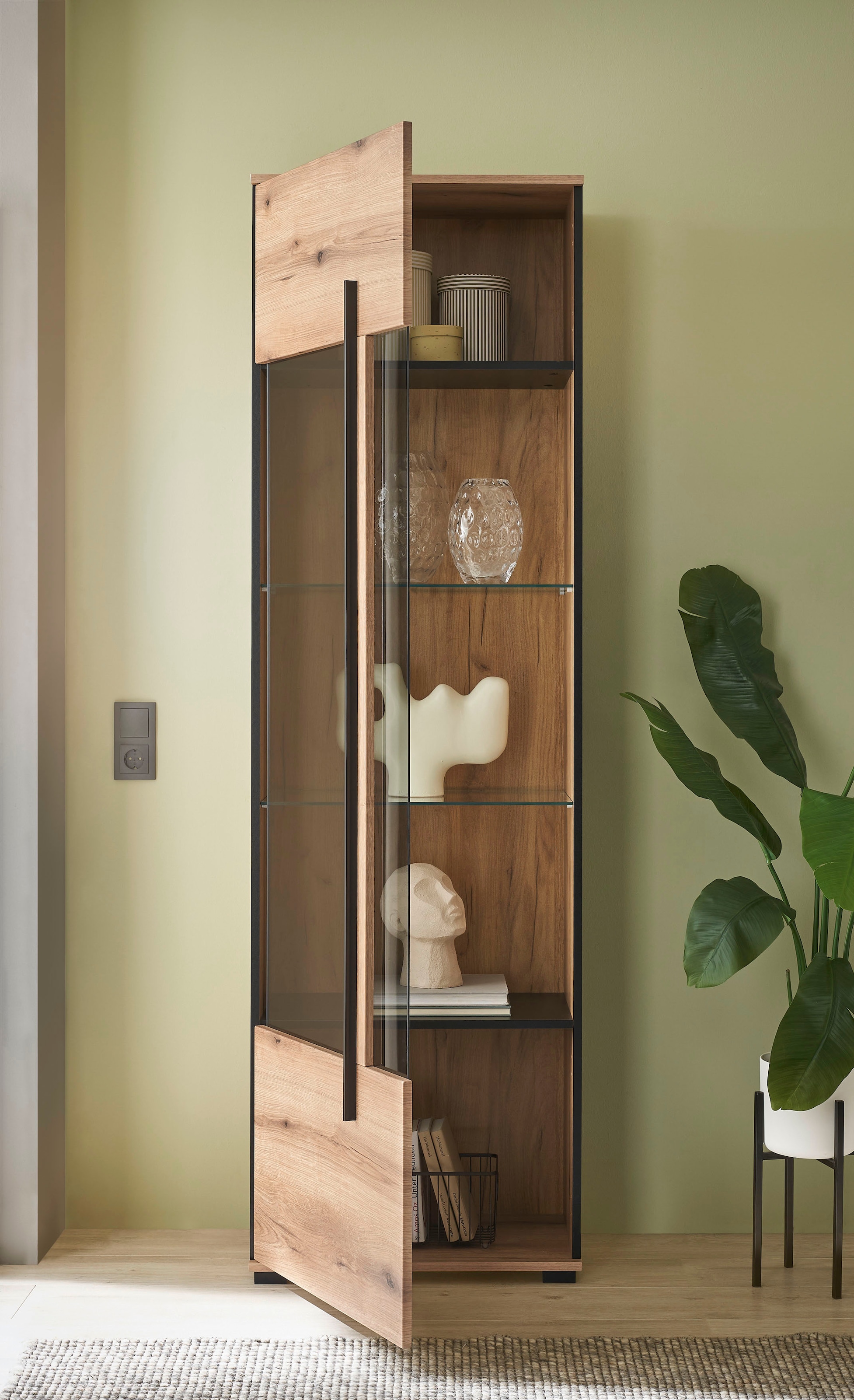 INOSIGN Vitrine »Cantara, Vitrinenschrank in Eiche Evoke oder weiss, Standvitrine«, schwarzer Stangengriff, ausreichend Stauraum, vielseitig einsetzbar