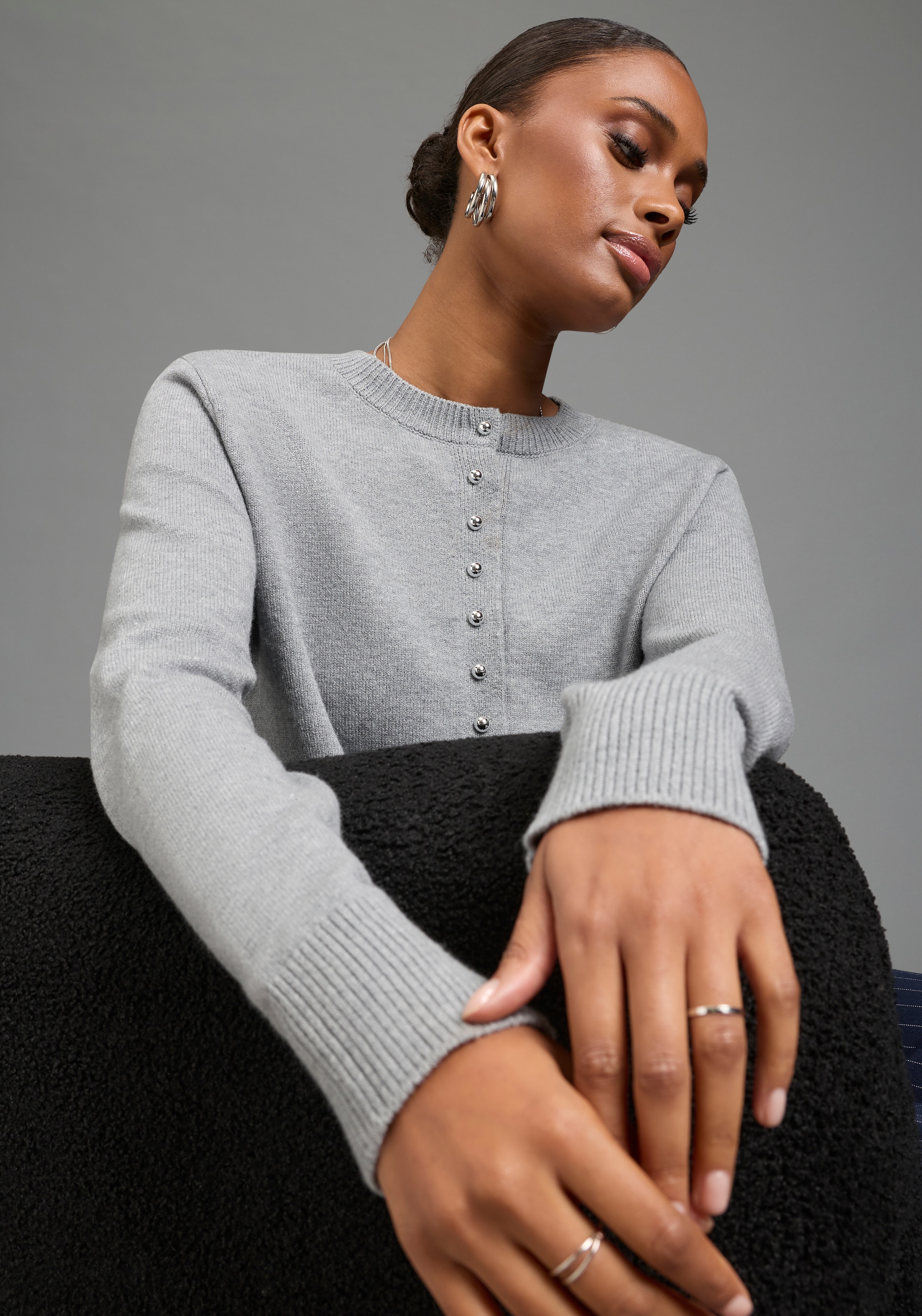 Bruno Banani Cardigan »mit femininen Knöpfen« figurbetonte Passform, hüftlange Schnittform, mit Rundhalsausschnitt