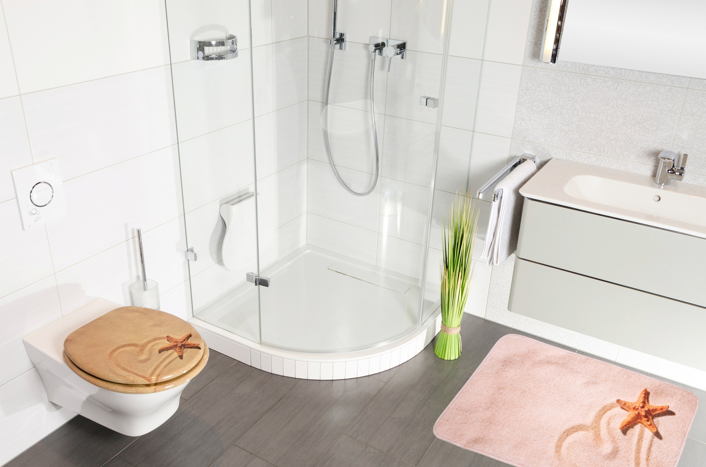 Sanilo Set d'accessoires de salle de bain »Sandy« WC-Sitz, Badteppich, Stöpsel, Seifenspender und WC-Bürste