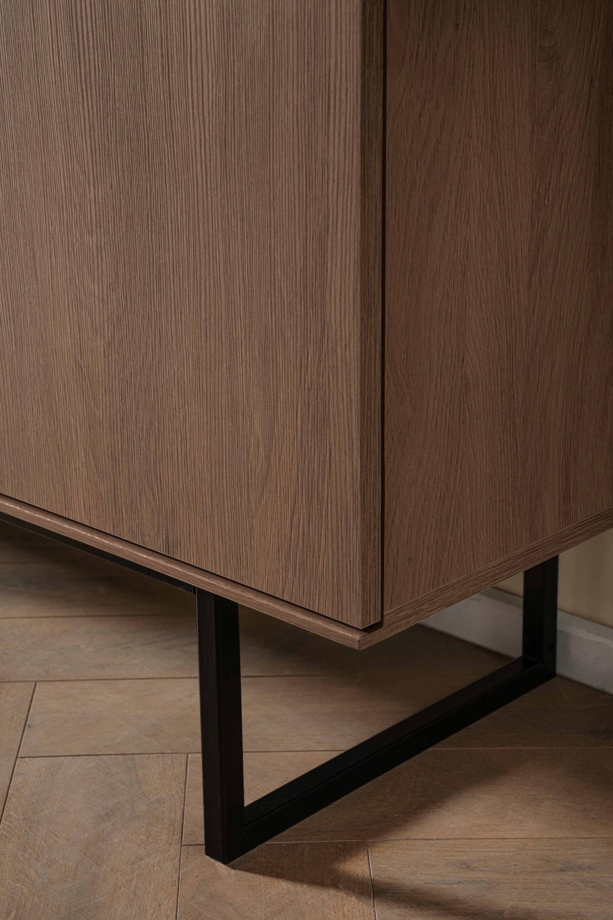 Home affaire Buffet haut »Lund, moderner Schrank, Kommode mit Kufengestell« surface supérieure visuellement fine, aspect haut de gamme, espace de rangement suffisant