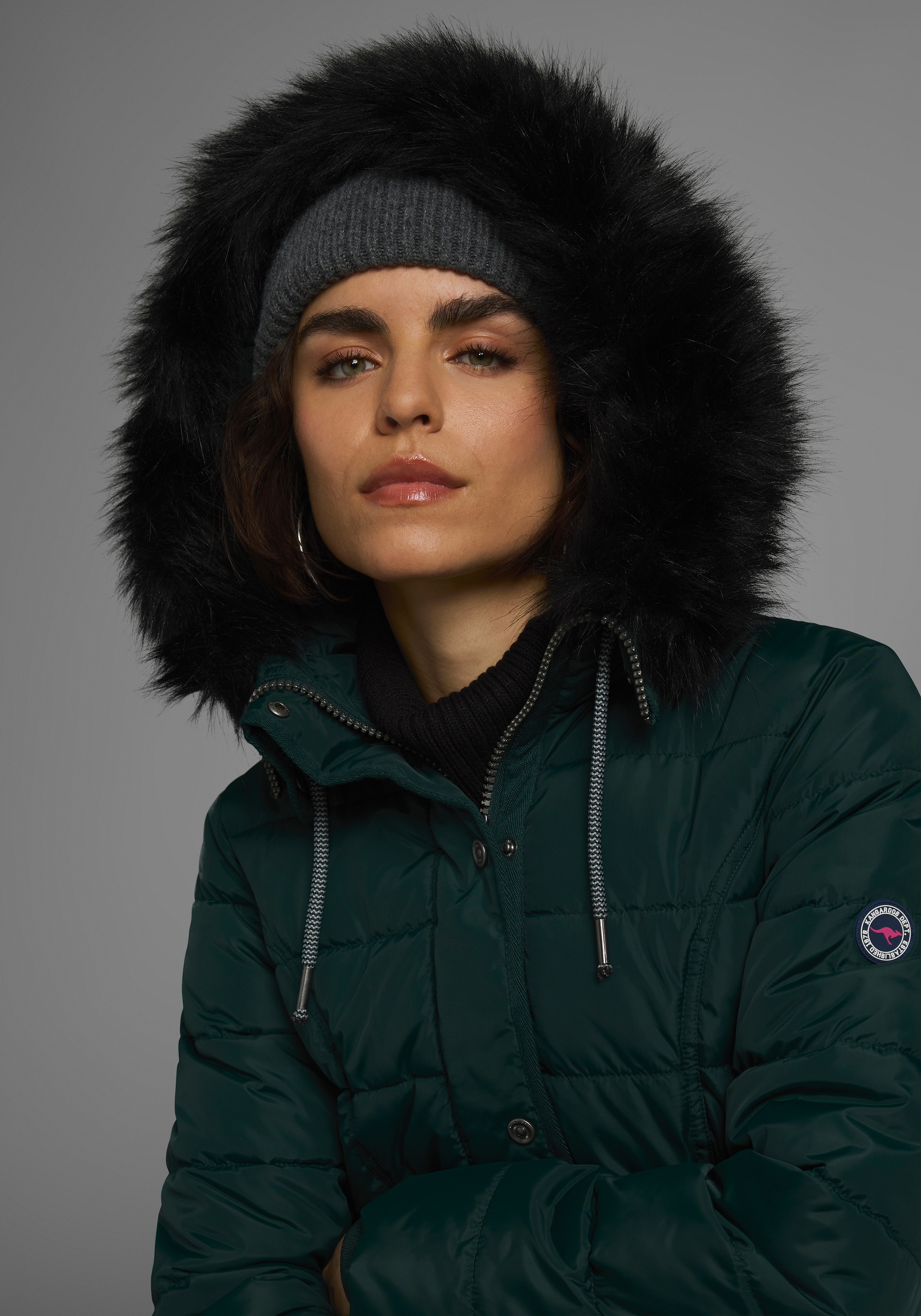 KangaROOS Steppjacke, mit Kapuze, figurbetonter Schnitt, mit Reissverschlusstaschen