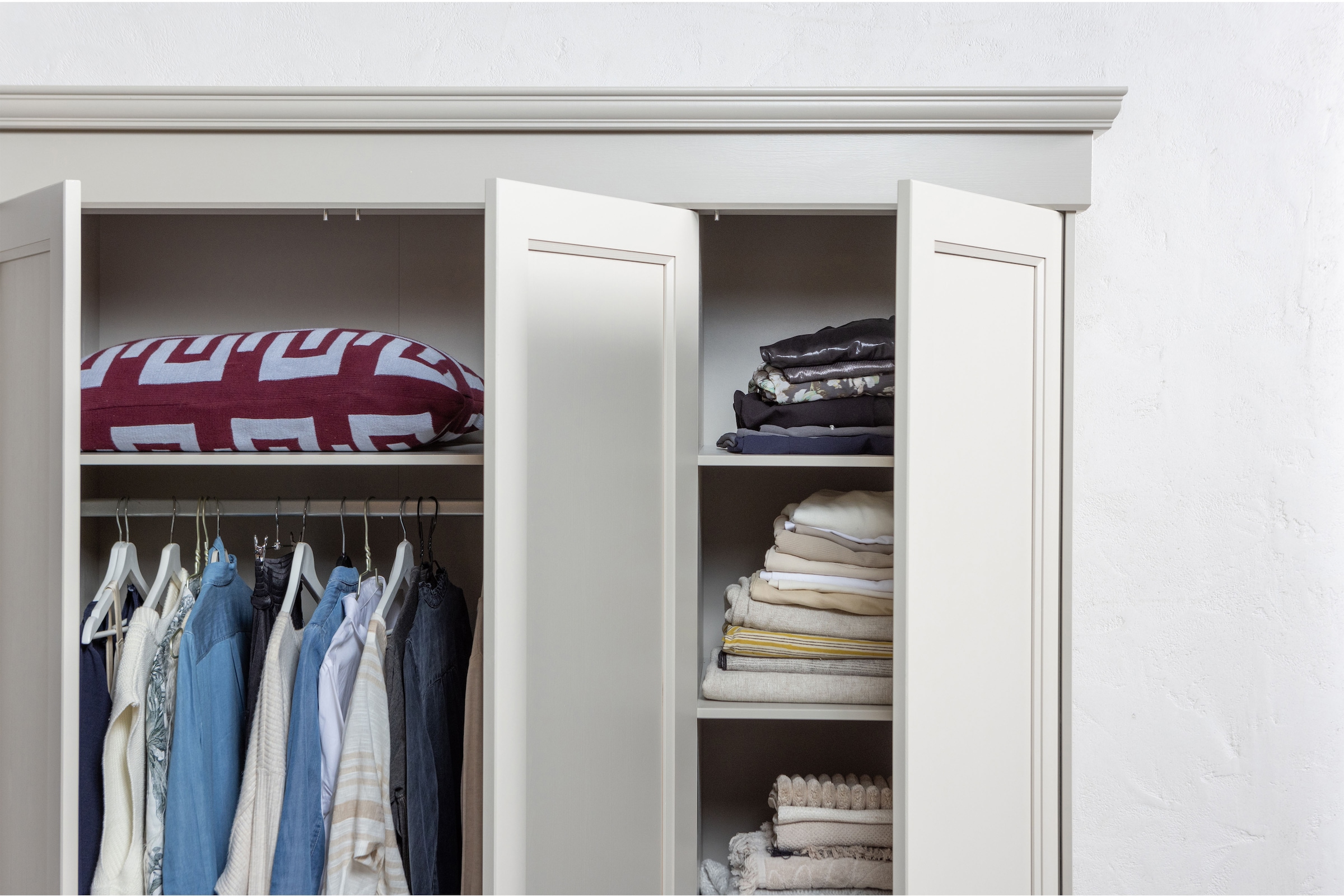 WOOOD Kleiderschrank »Olivia FSC®-Kiefernholz mit Hängebereich, H 212 x B 171 x T 63 cm« Tragkraft 10 kg pro Boden, Einlegeboden-Optionspakete erhältlich