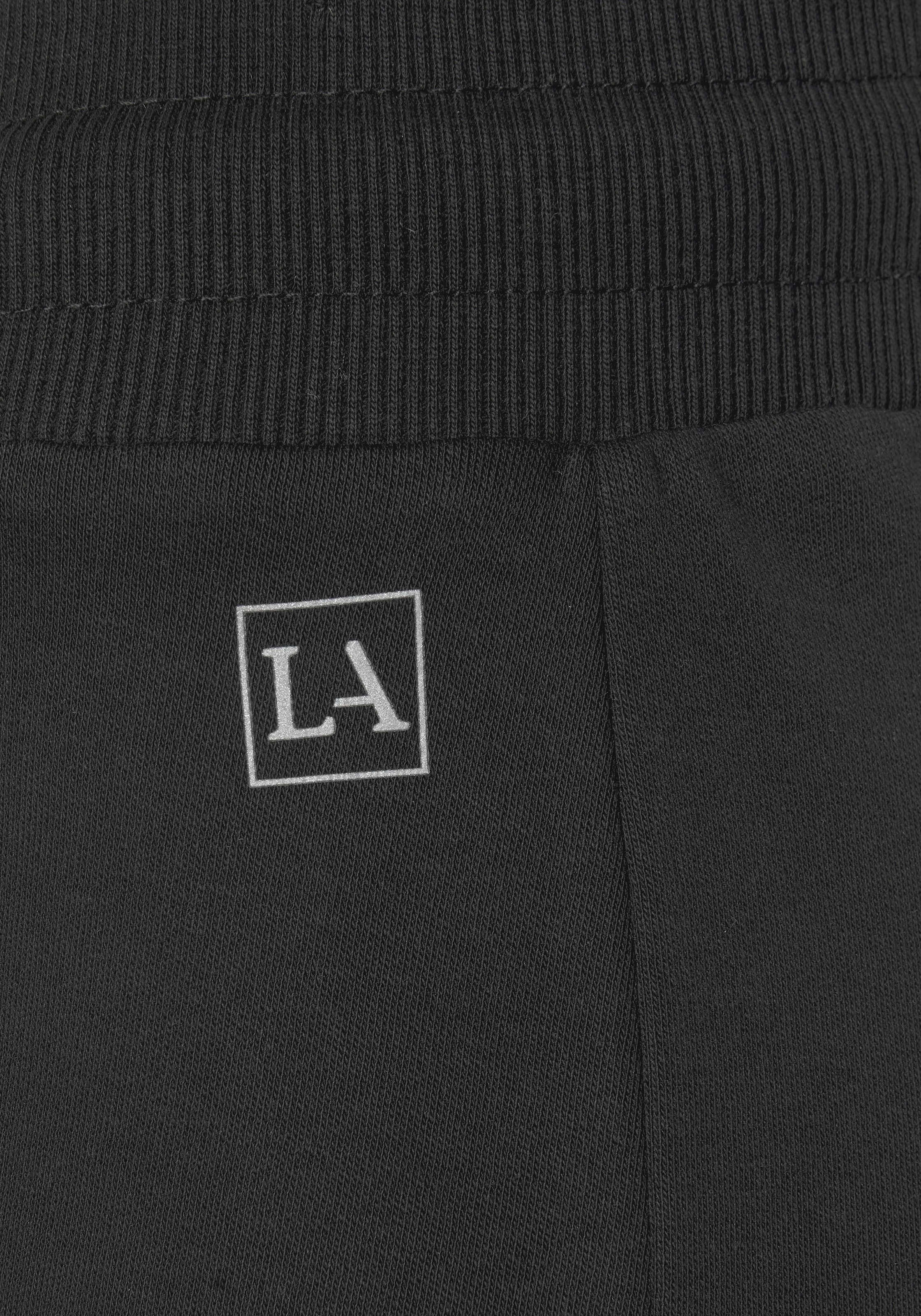 LASCANA ACTIVE Shorts, mit kleinen Seitenschlitzen