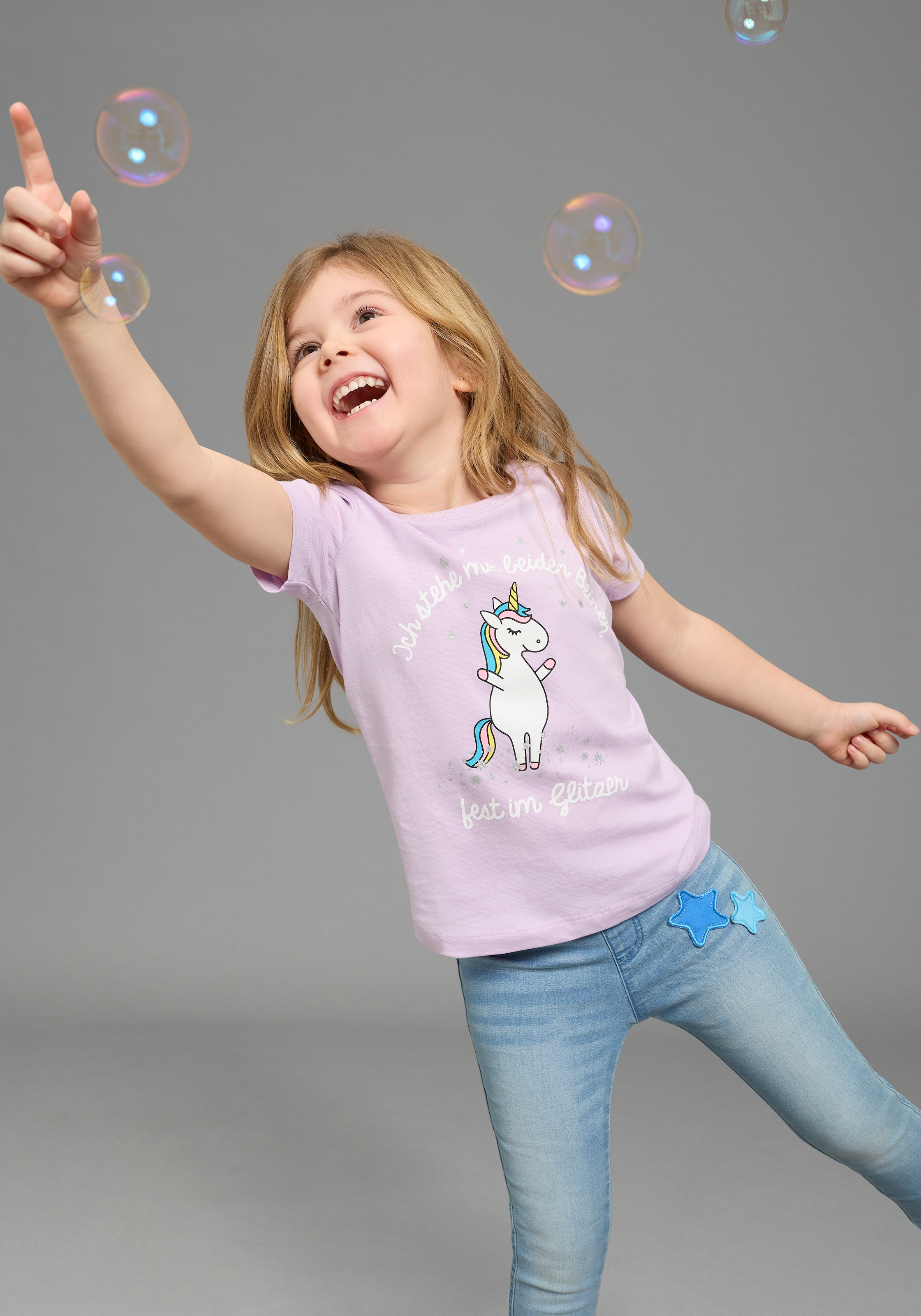 KIDSWORLD T-shirt »Mit Einhorn-Druck und Glitzereffekten« mit stylischem Einhorn-Print