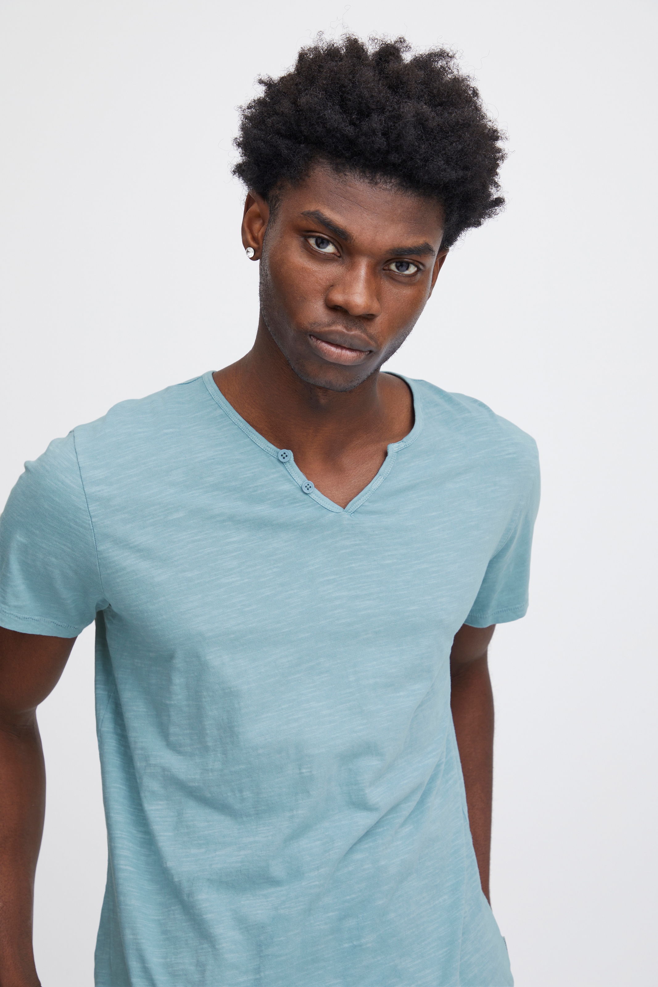 Blend T-Shirt »BHAshton split neck tee« mit Deko-Knopfdetail am Ausschnitt