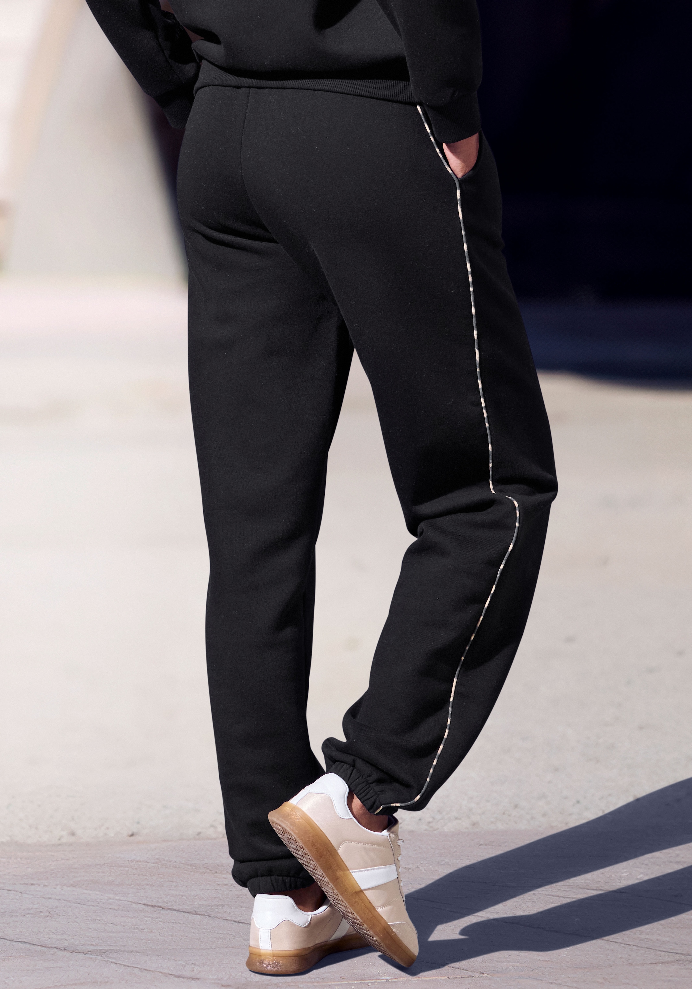 Image of Buffalo Sweathose "Loungehose" mit seitlichen Piping in Leo-Optik, Home- und Loungewear