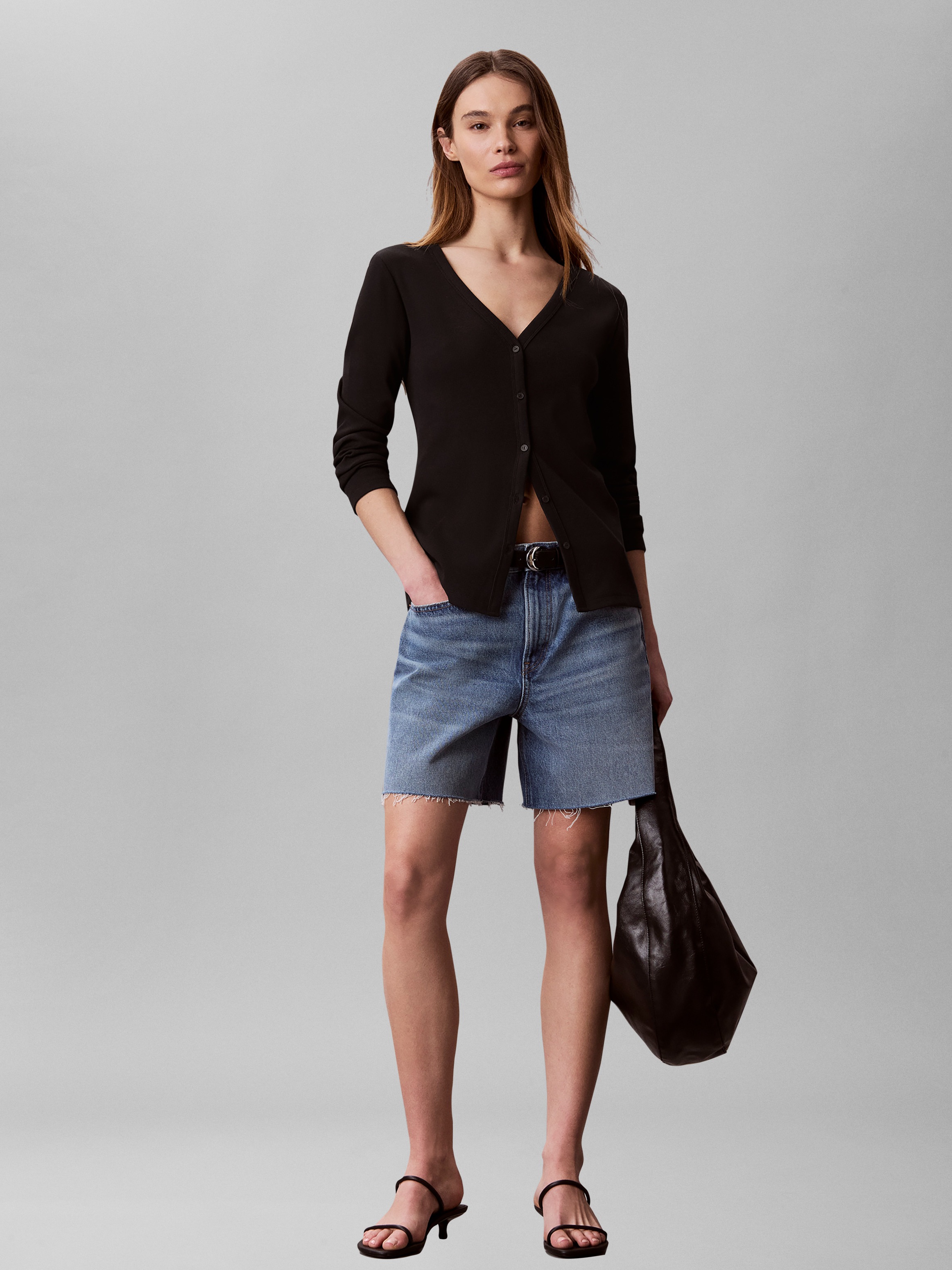 Calvin Klein Jeans Langarmshirt »WOVEN LABEL BABY RIB BUTTON« Figurbetonte Passform mit V-Ausschnitt