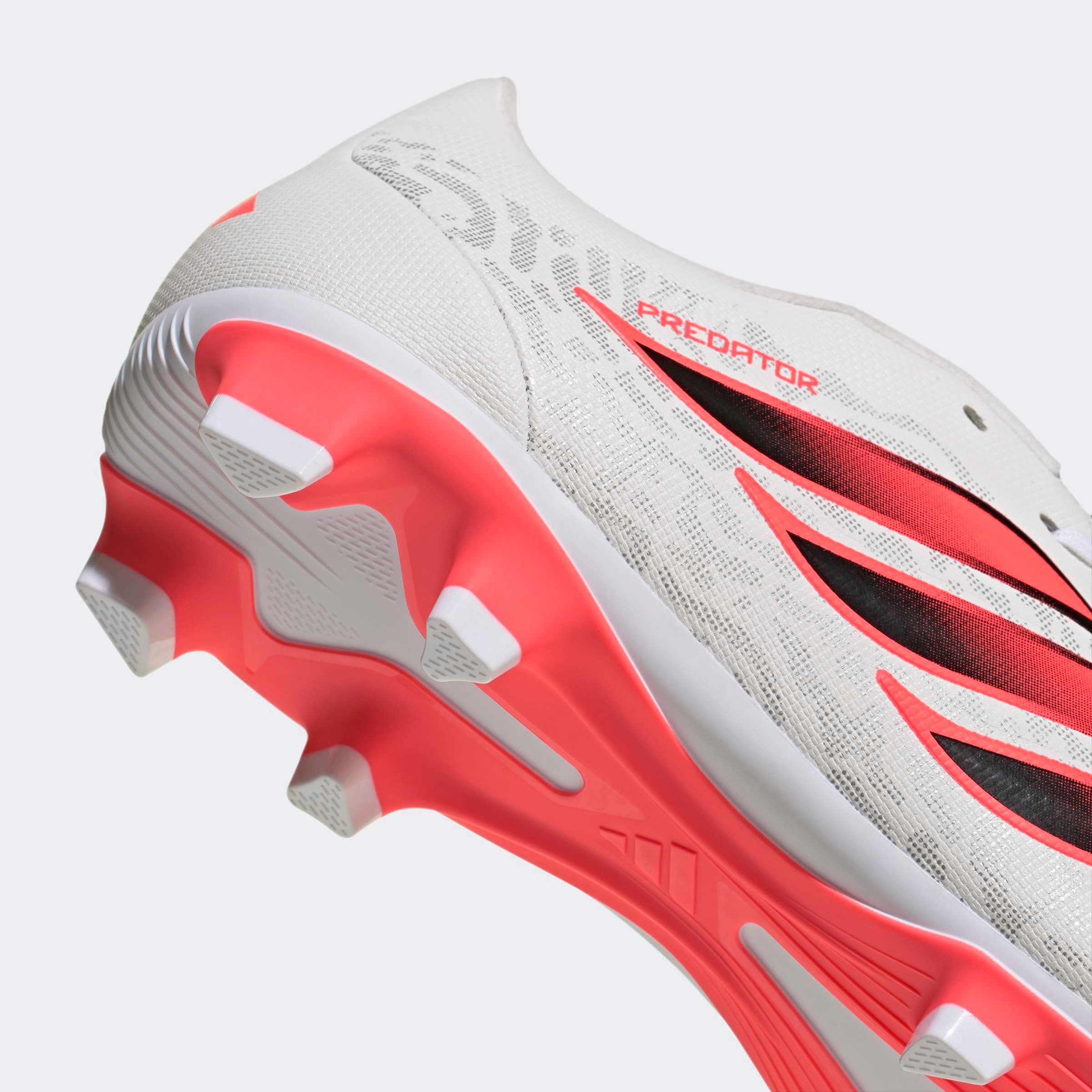 adidas Performance Chaussure de football »PREDATOR CLUB , UMSCHLAGBARE ZUNGE, FESTE / GEMISCHTE BÖDEN«  adapté à de nombreux types de sols