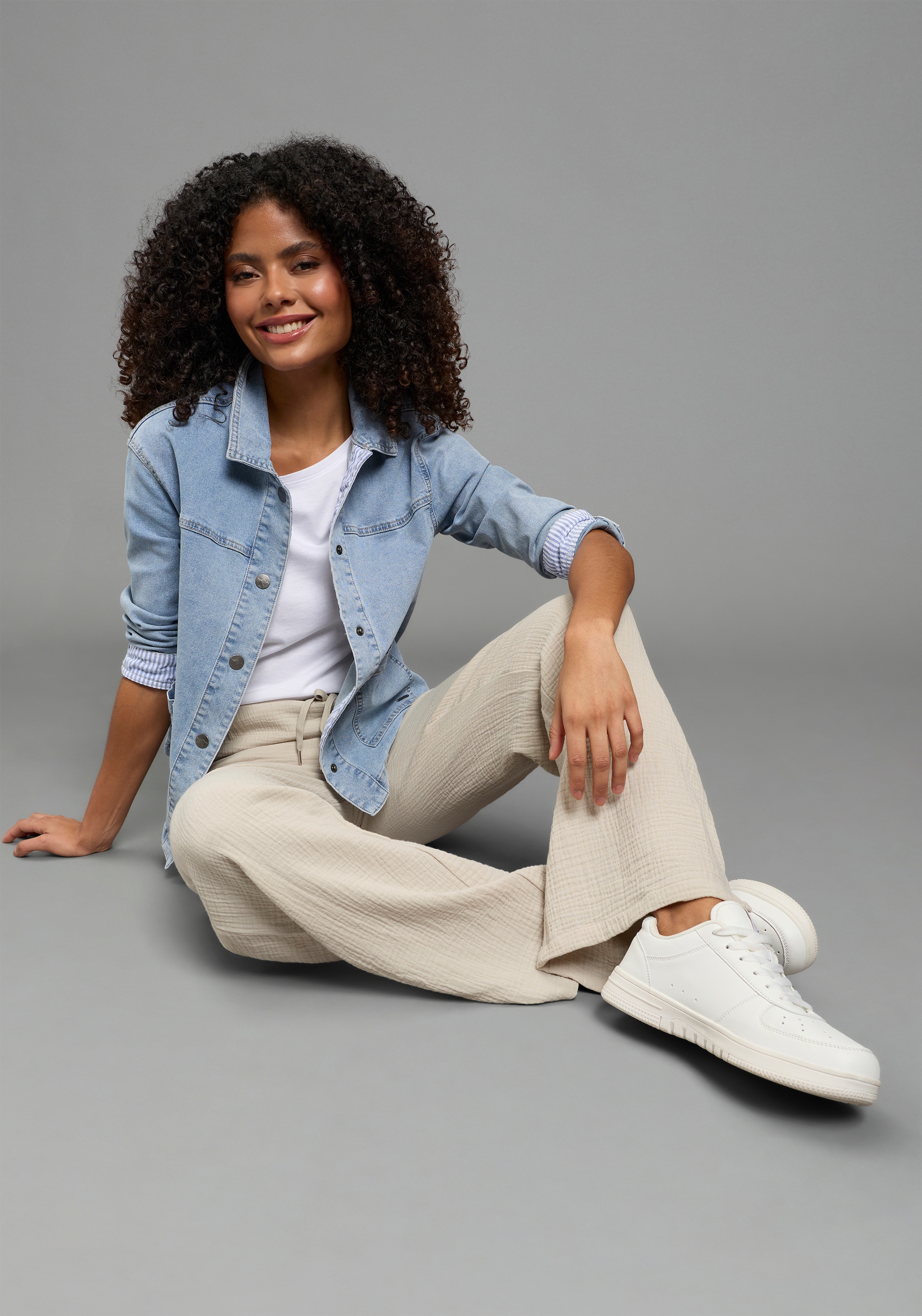 KangaROOS Jeansjacke modischer Stil, normaler Kragen, aufgesetzte Taschen, Comfort Fit