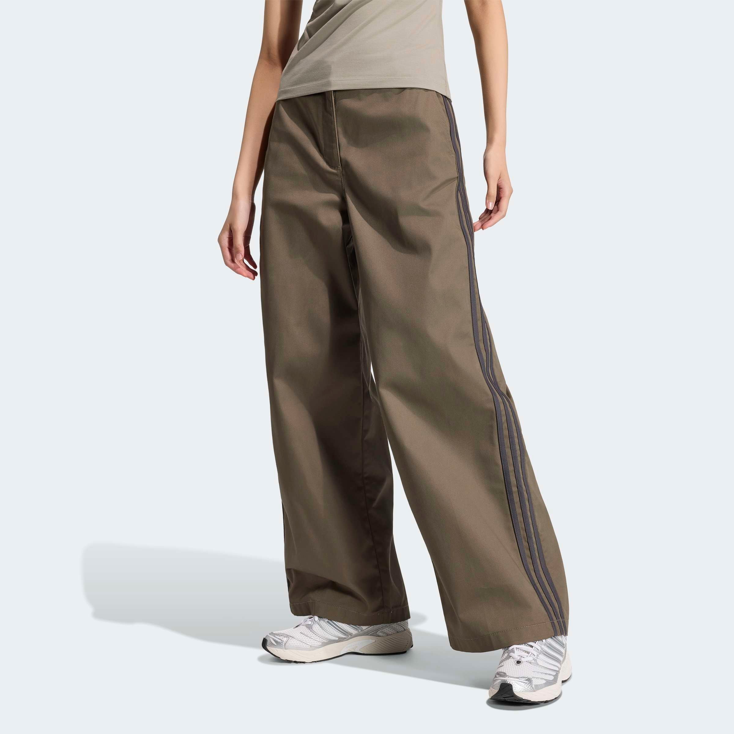 Image of adidas Originals Sporthose "TAILORED" mit Nadelstreifen, aus gewebtem Twill, locker geschnitten