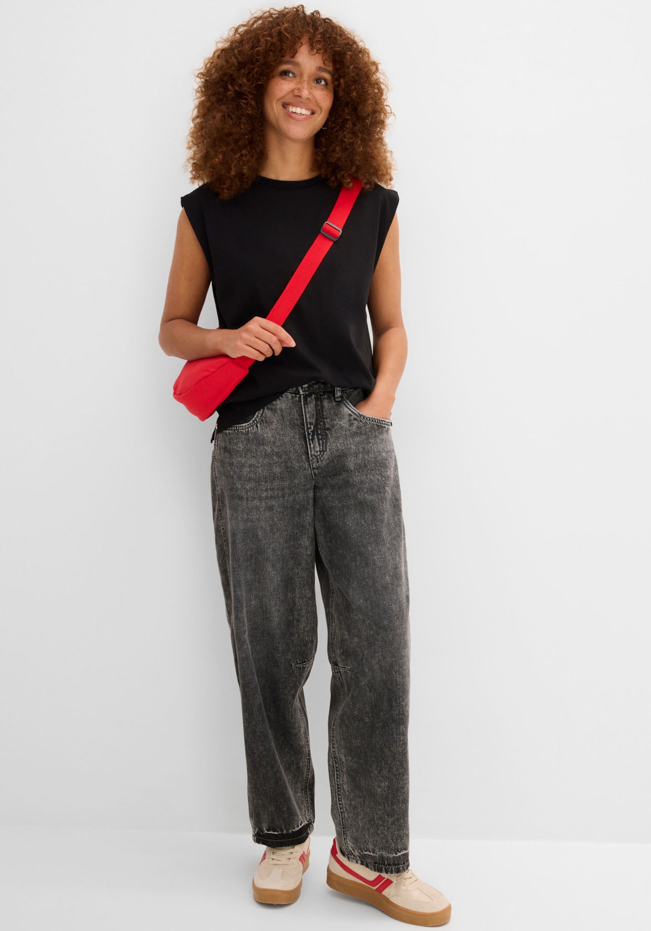 bonprix T-shirt oversize lässiger Oversize-Schnitt, verstärkte Schulter, ärmellos