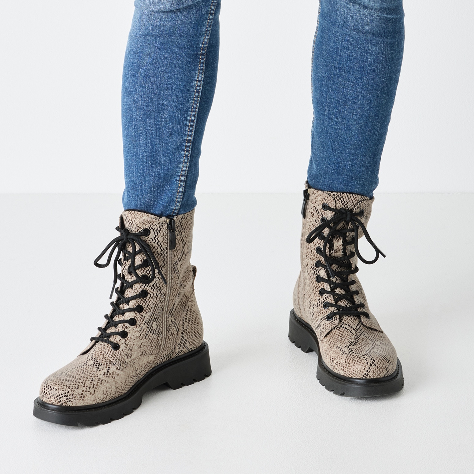 Tamaris Schnürstiefelette  , Blockabsatz, Schnürboots mit trendiger Prägung