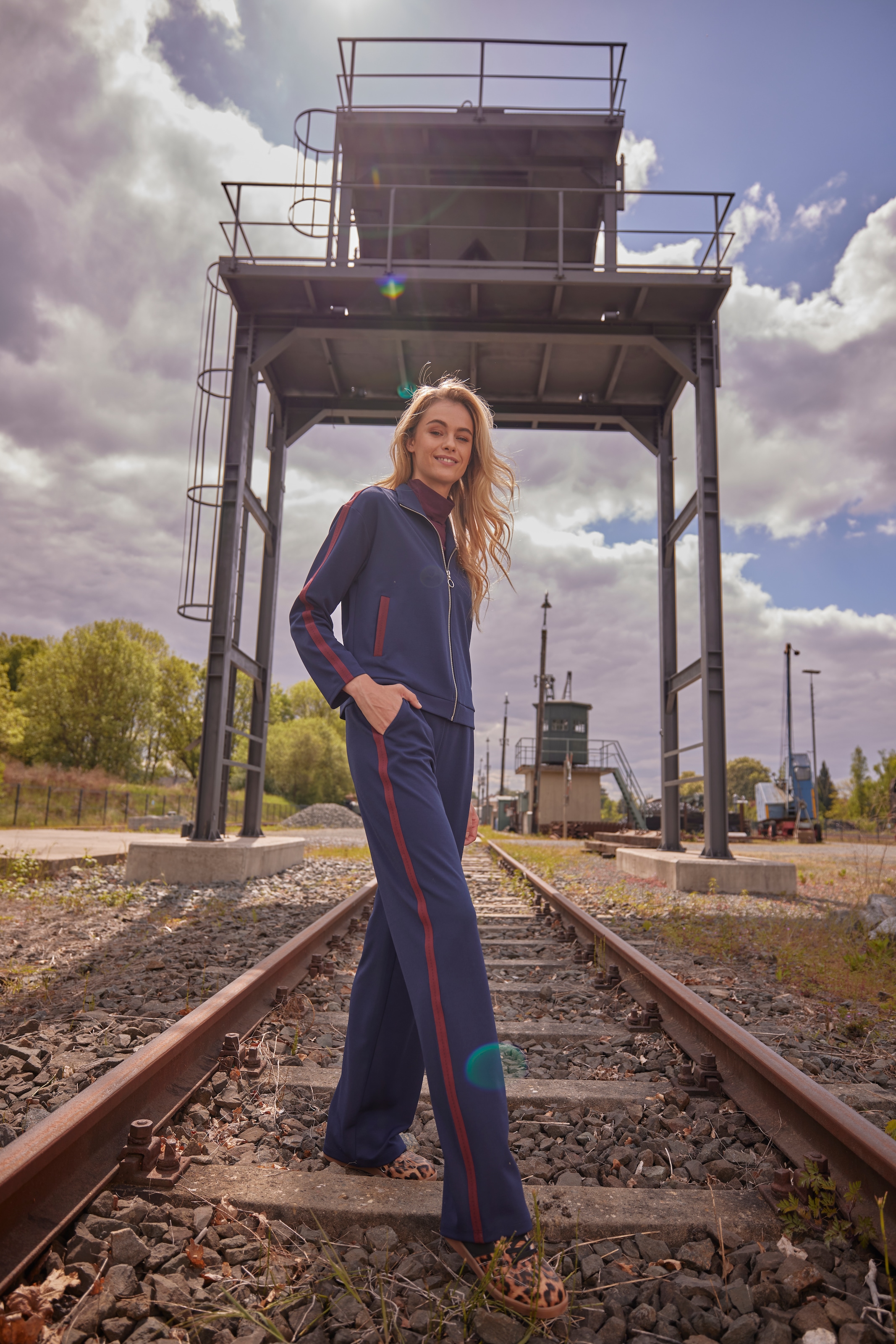 Aniston CASUAL Schlupfhose, mit trendigem Tape entlang der Seitennähte - NEUE KOLLEKTION