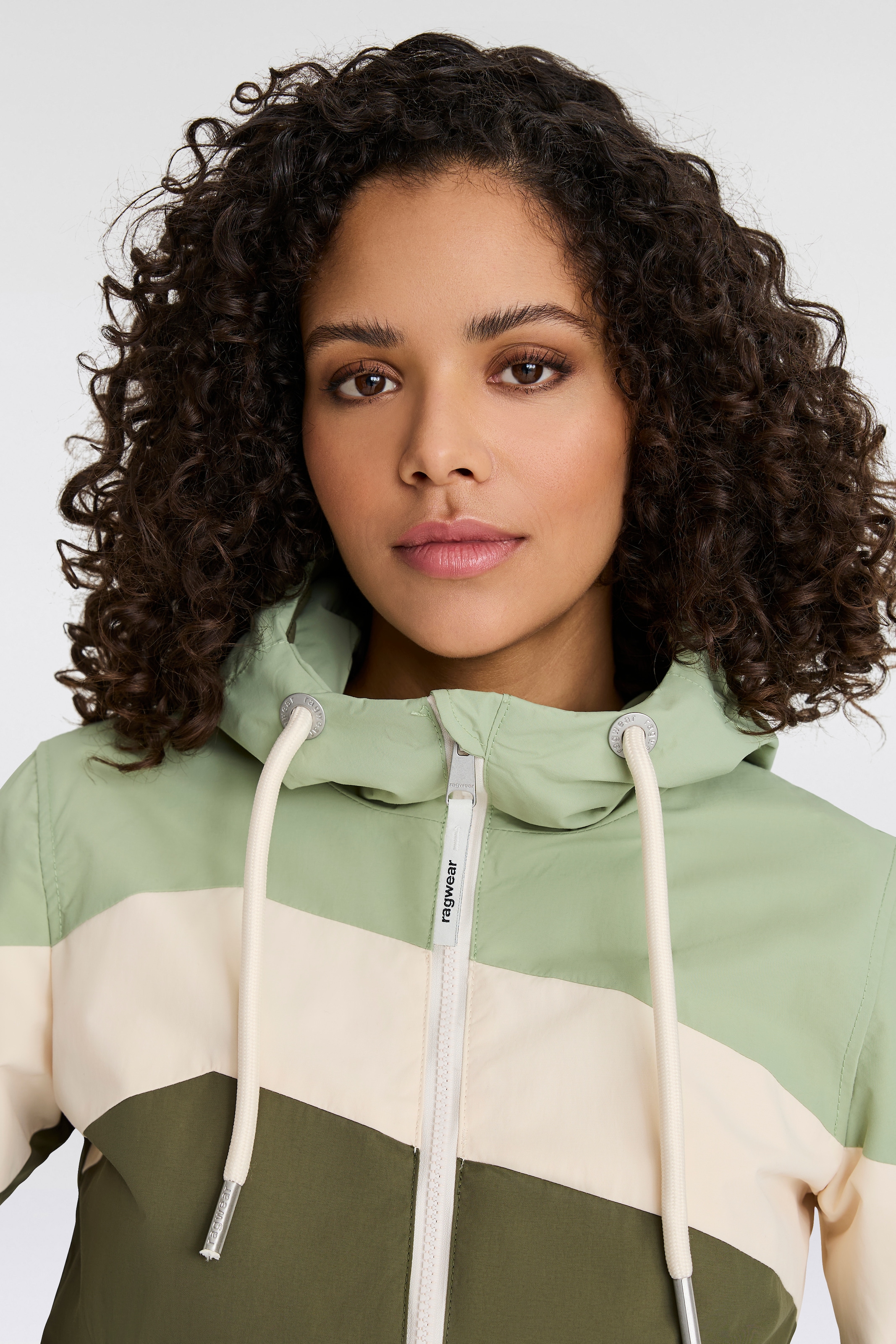 Ragwear Funktionsjacke »NUGGIE OMBRE O«, mit Kapuze, Übergangsjacke aus wasserabweisendem Material