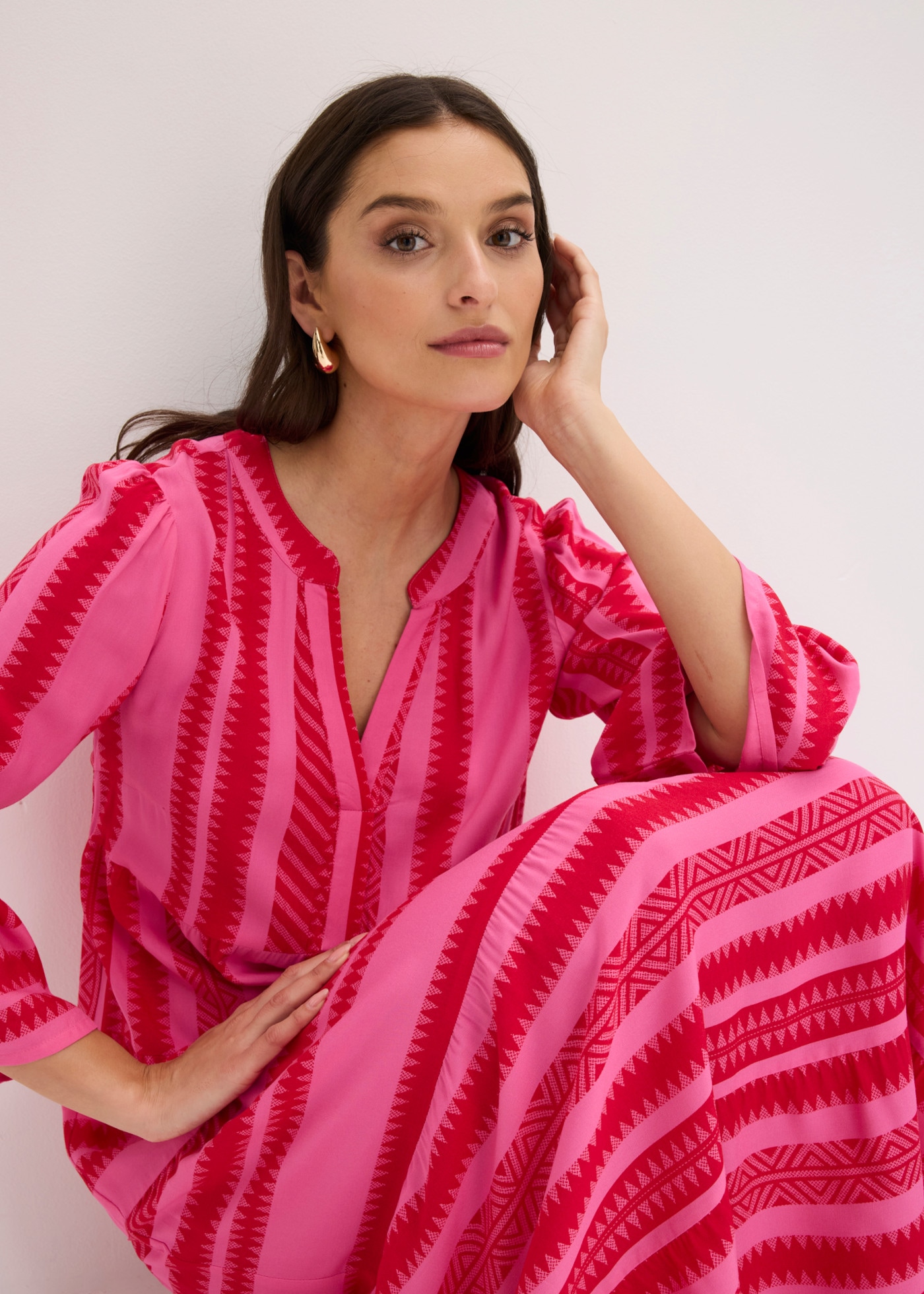 bonprix Maxikleid aus fliessender Viskose, mit Stufen-Rock, A-Linie Passform