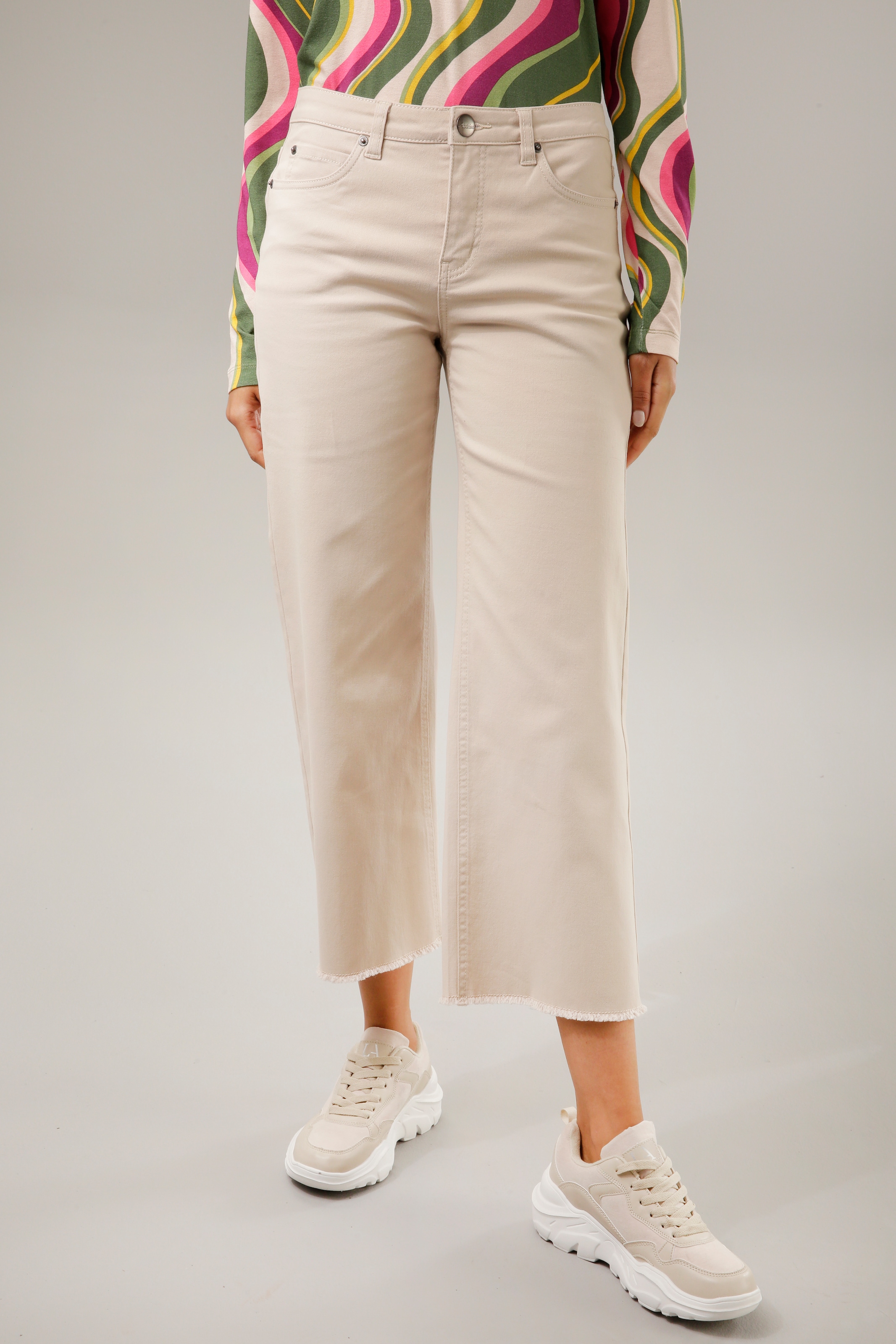 Aniston ausgefranstem mit CASUAL 7/8-Jeans, versandkostenfrei leicht Beinabschluss auf