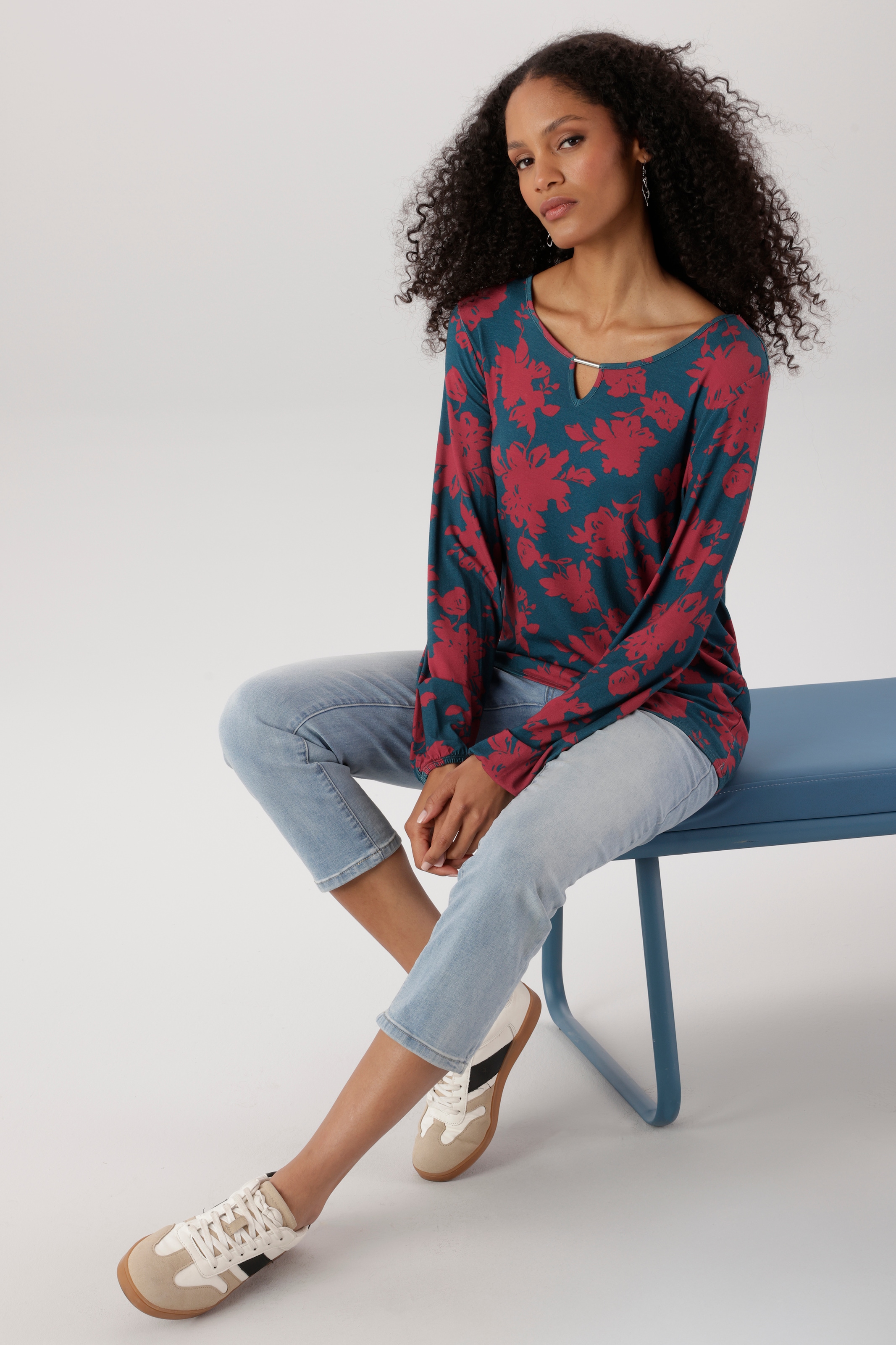 Aniston SELECTED Langarmshirt mit Cut-out und malerischen, floralem Druck - NEUE KOLLEKTION