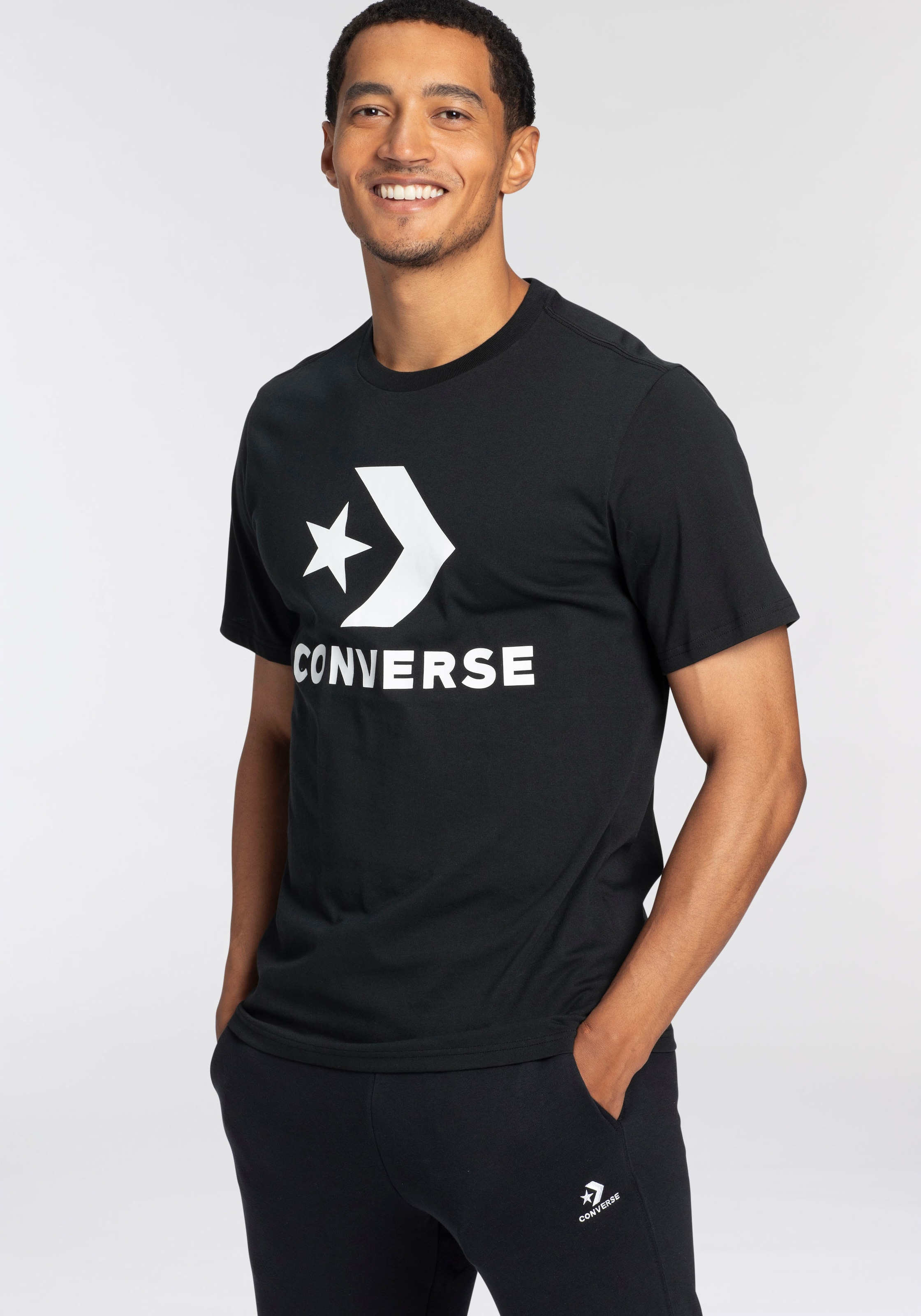 Image of Converse T-Shirt "Unisex GO-TO STAR CHEVRON LOGO STANDARD-FIT" Unisex