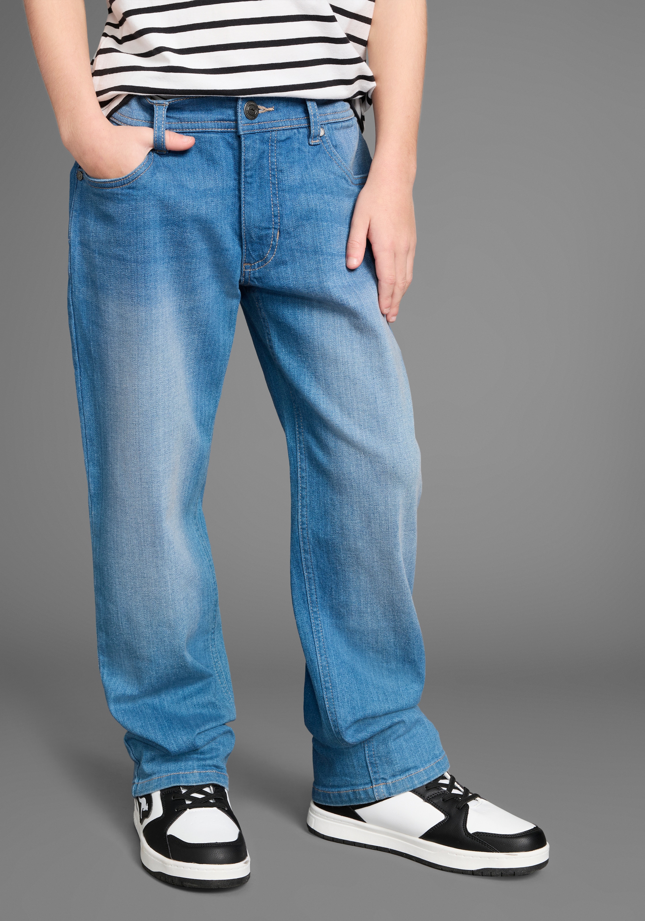 KangaROOS Loose-fit-Jeans »Jeans mit weitem Bein«, mit Logo-Stickerei