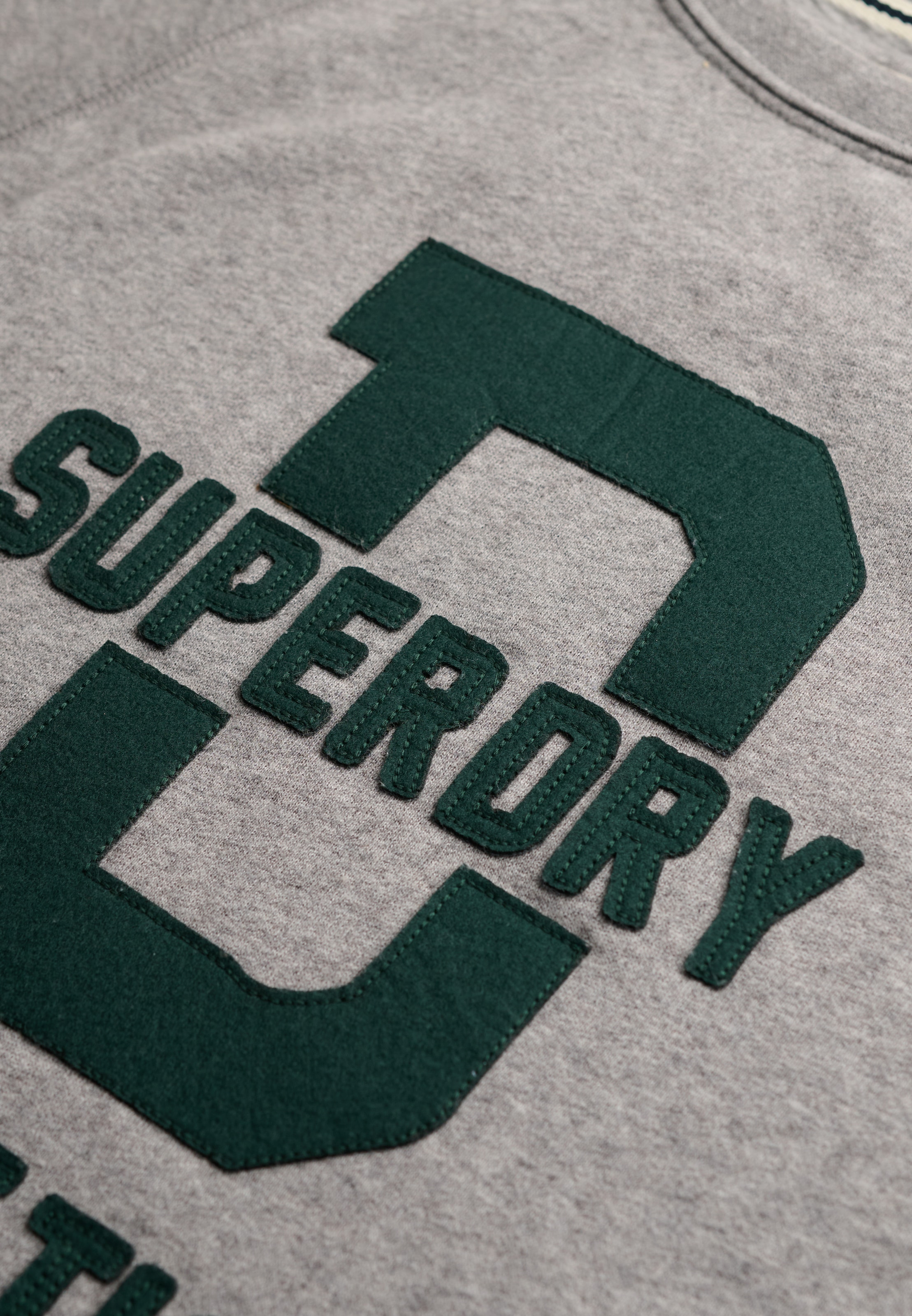Superdry Sweatshirt »ATH FELT APPLIQUE RELAXED CREW«, Baumwollmischung, relaxed fit
