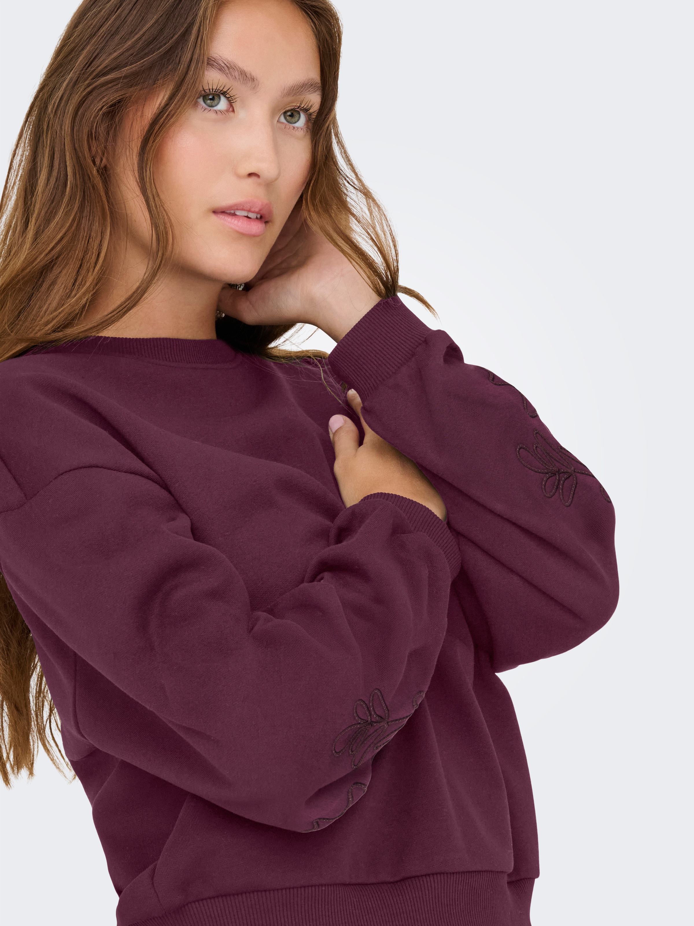 ONLY Sweat-shirt »ONLBROOKLYN L/S EMBROIDERY BOX SWT«, mélange coton, coupe régulière
