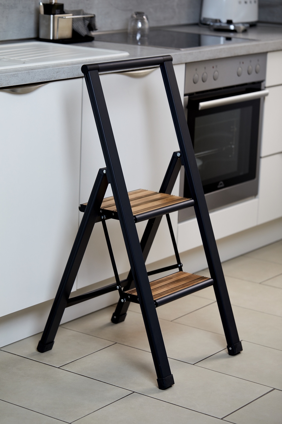 WENKO Trittleiter »Modell Alu-Design«, rutschsichere XXL-Stufen, robustes Aluminium in Kombination mit Bambus