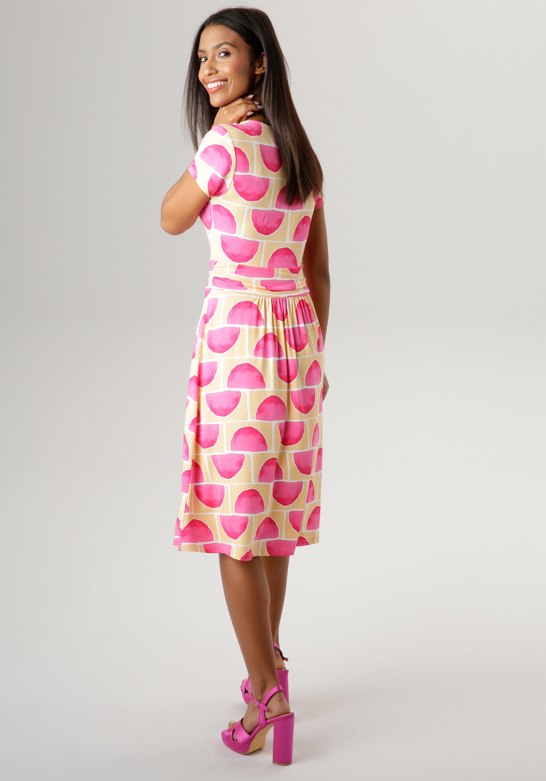 der versandkostenfrei auf NEUE KOLLEKTION SELECTED eingelegten Aniston Sommerkleid, Taille mit Falten in -
