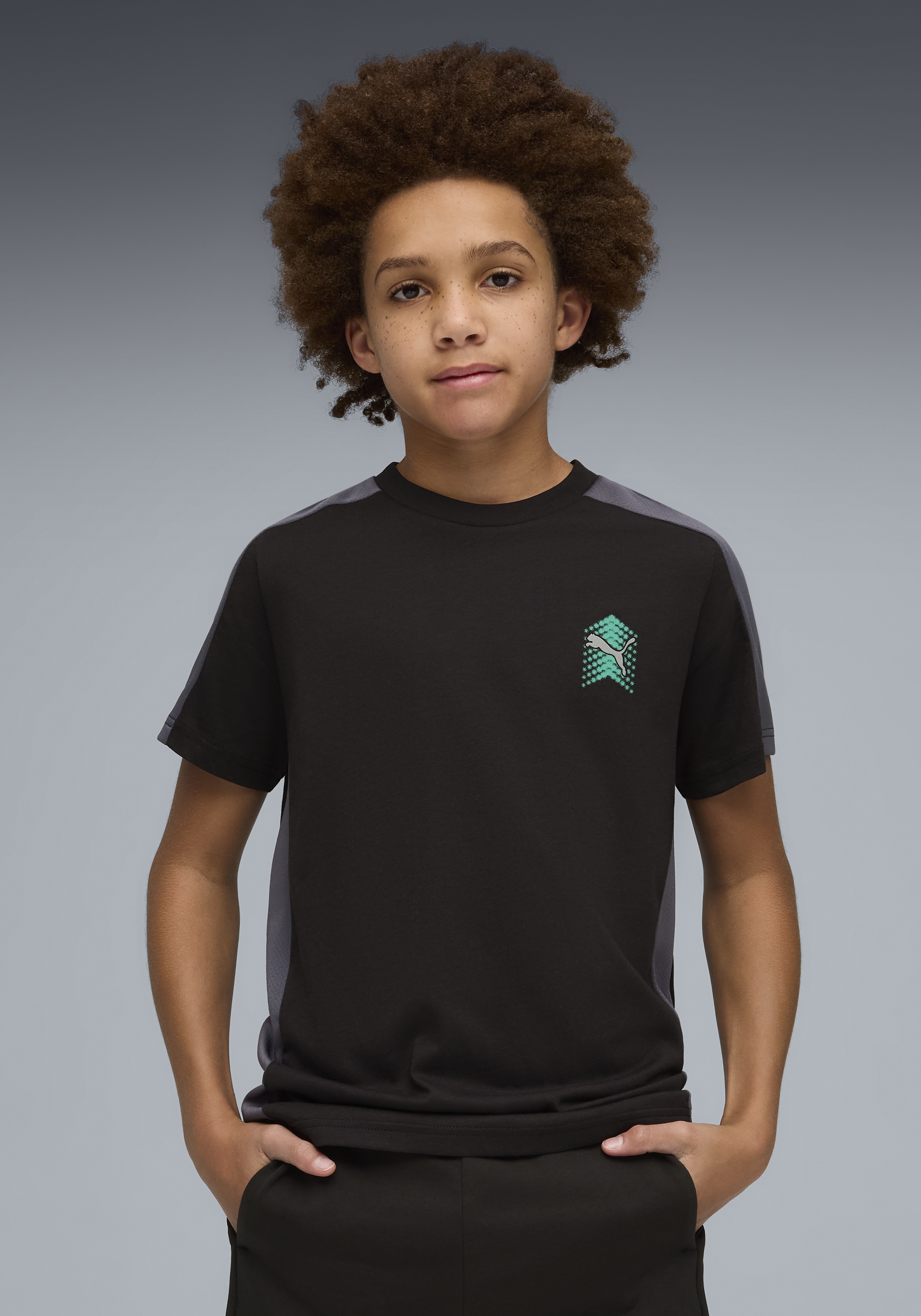 Image of PUMA T-Shirt "ACTIVE SPORTS SMALL GRAPHIC TEE B" Regular Fit, Kurzarm, für Jugendliche, mit Print-Applikation