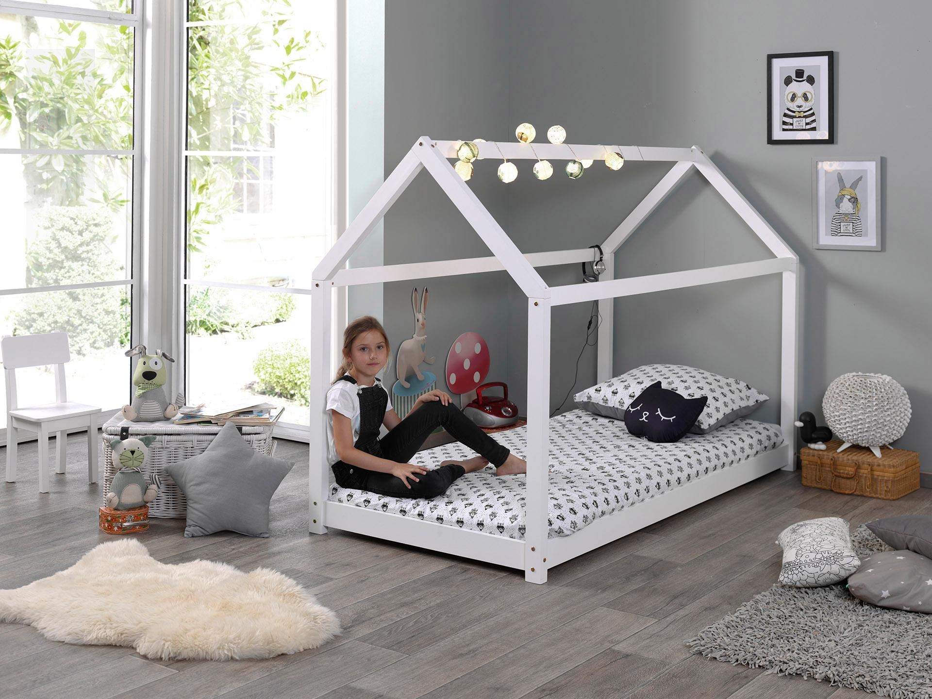 Vipack Kinderbett »Cabane, Kiefer massiv, Made in Europe, inklusive Rolllattenrost«, (wahlweise in 2 Farben und 2 Grössen erhältlich), Bodenfreiheit ca. 2,5 cm zur besseren Belüftung, stabil gebaut