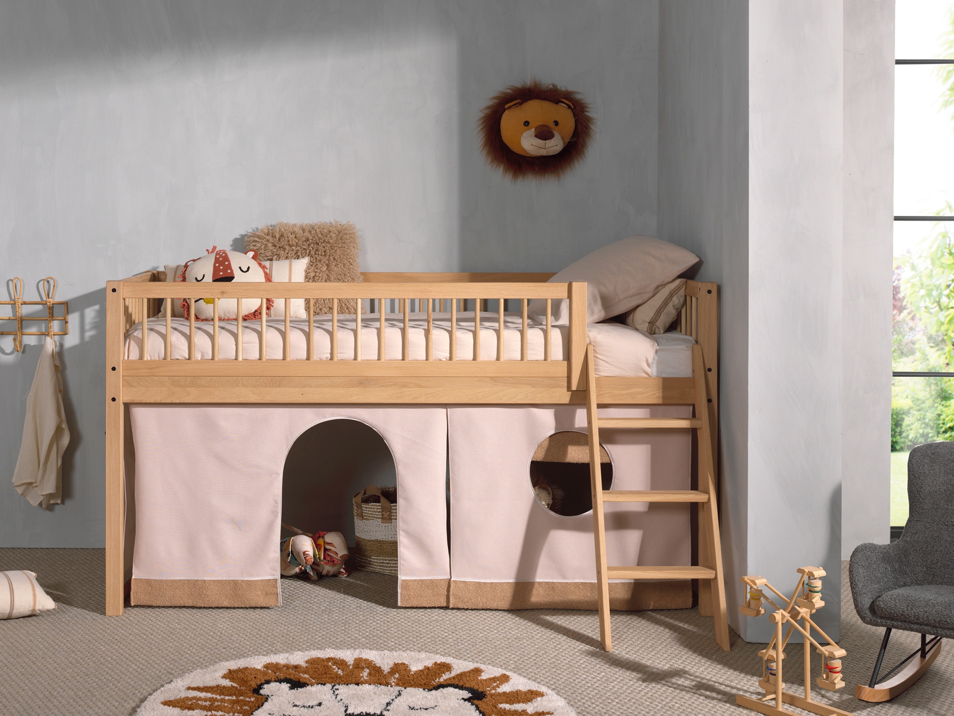 Vipack Spielbett »Forrest mit hochwertiger und stabiler Verarbeitung, Made in Europe« halbhohes Bett inkl. Lattenrost, 90/200 cm, Rausfallschutz und Leiter,  Ausf. Buche massiv natur, inkl. Textilvorhang 3-tlg.