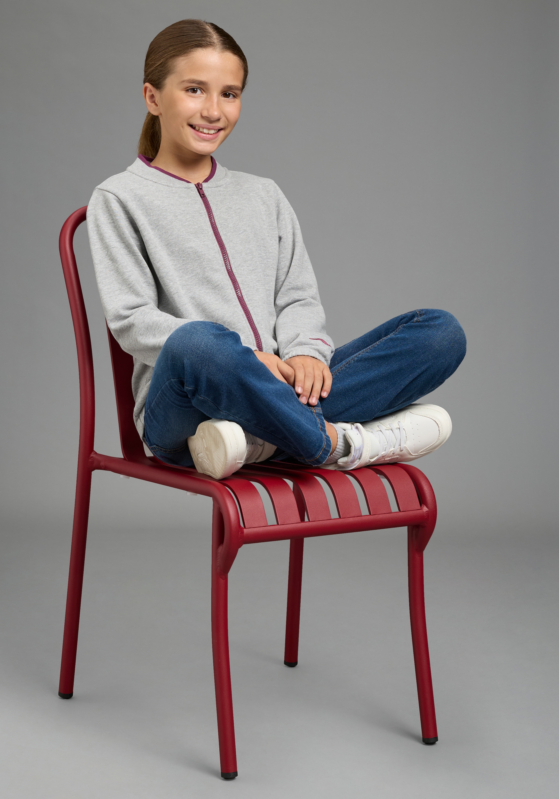 KangaROOS Veste sweat »Modische KangaROOS Sweatjacke mit kontrastfarbigen Ringel im Bündchen« Veste sweat à la mode, coupe longueur hanches, avec fermeture éclair