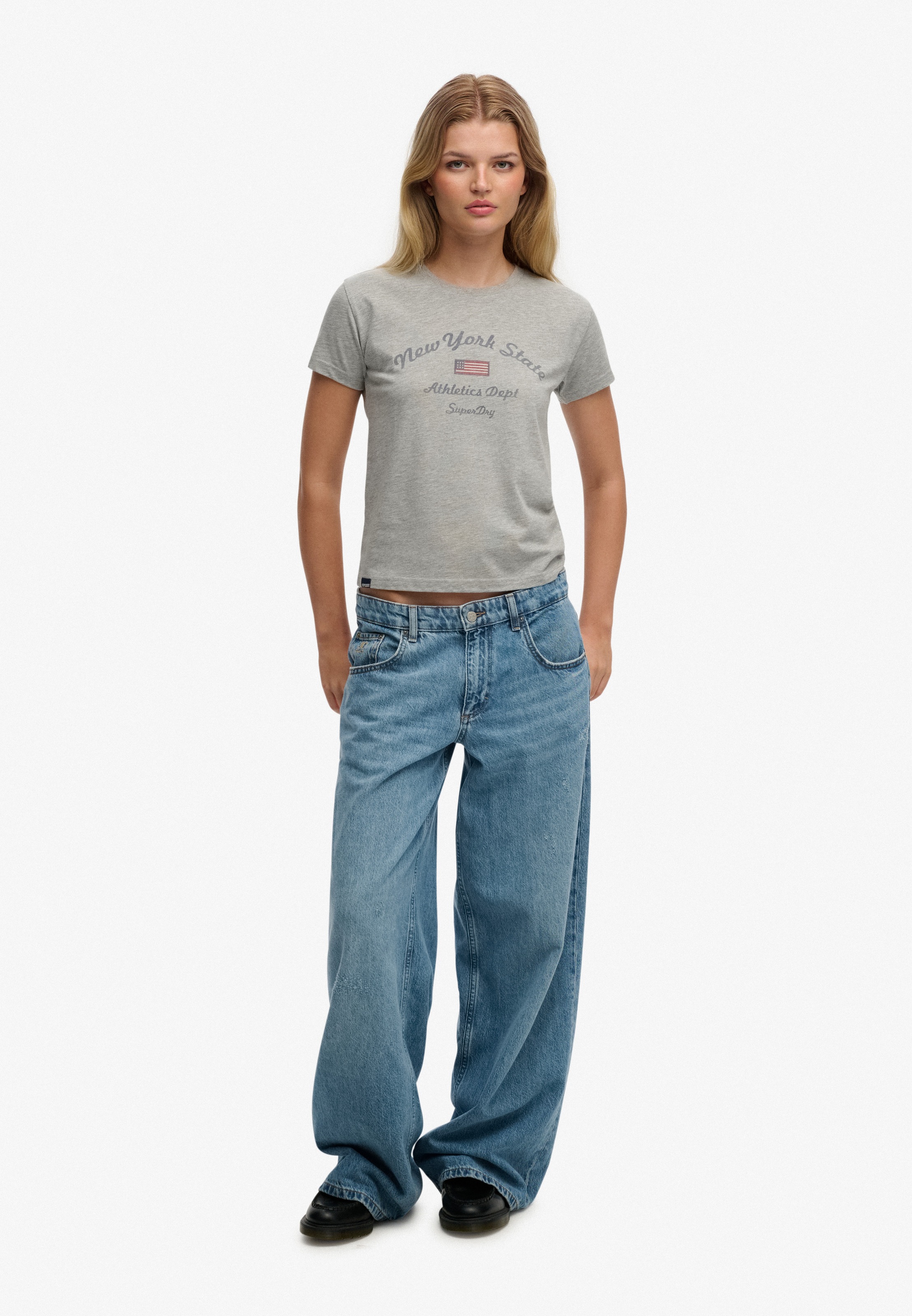 Superdry T-shirt imprimé »ATH ESS FITTED GRAPHIC TEE« en coton et jersey simple, coupe slim, col rond
