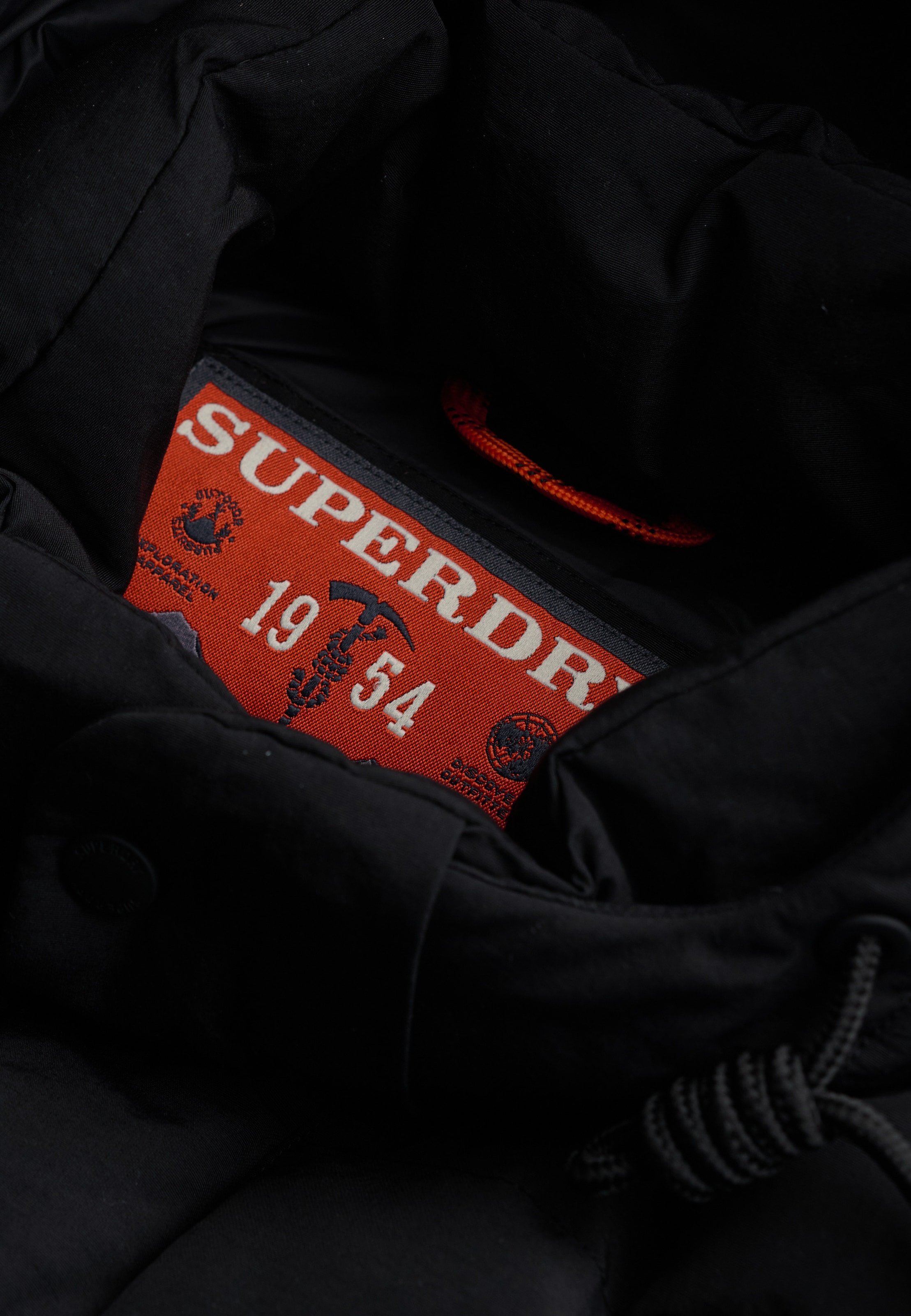 Superdry Veste matelassée »CLASSIC EVEREST PUFFER JKT« avec capuche fibre synthétique, coupe décontractée