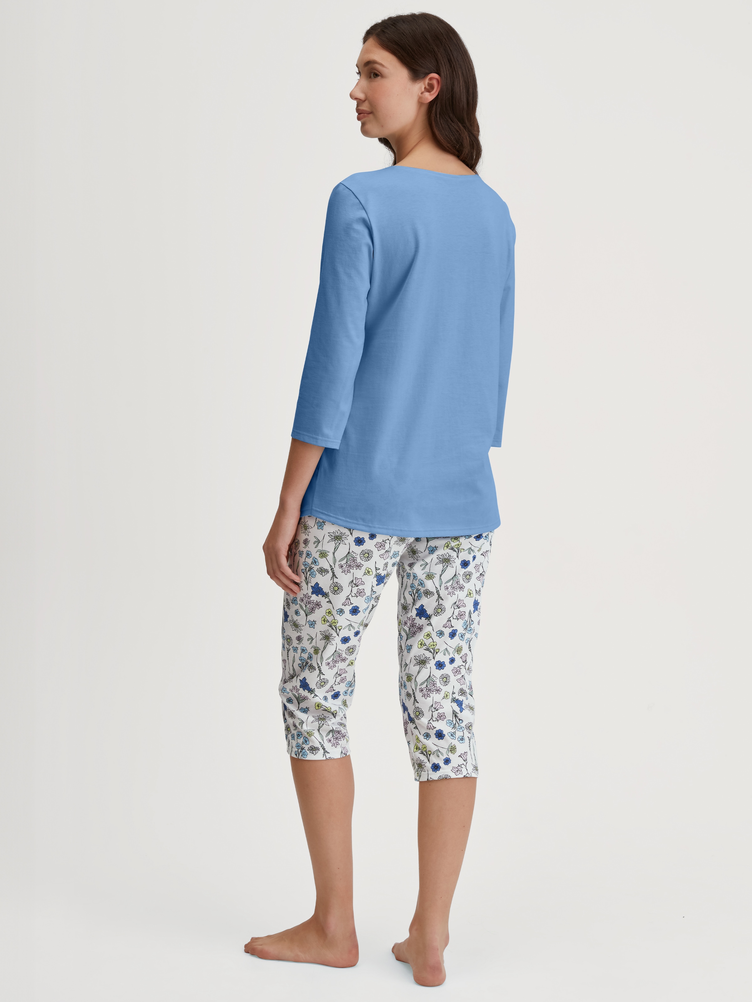 CALIDA Capri-Pyjama »Flower Nights«, (2 tlg.), V-Ausschnitt, Baumwolle, weich, atmungsaktiv
