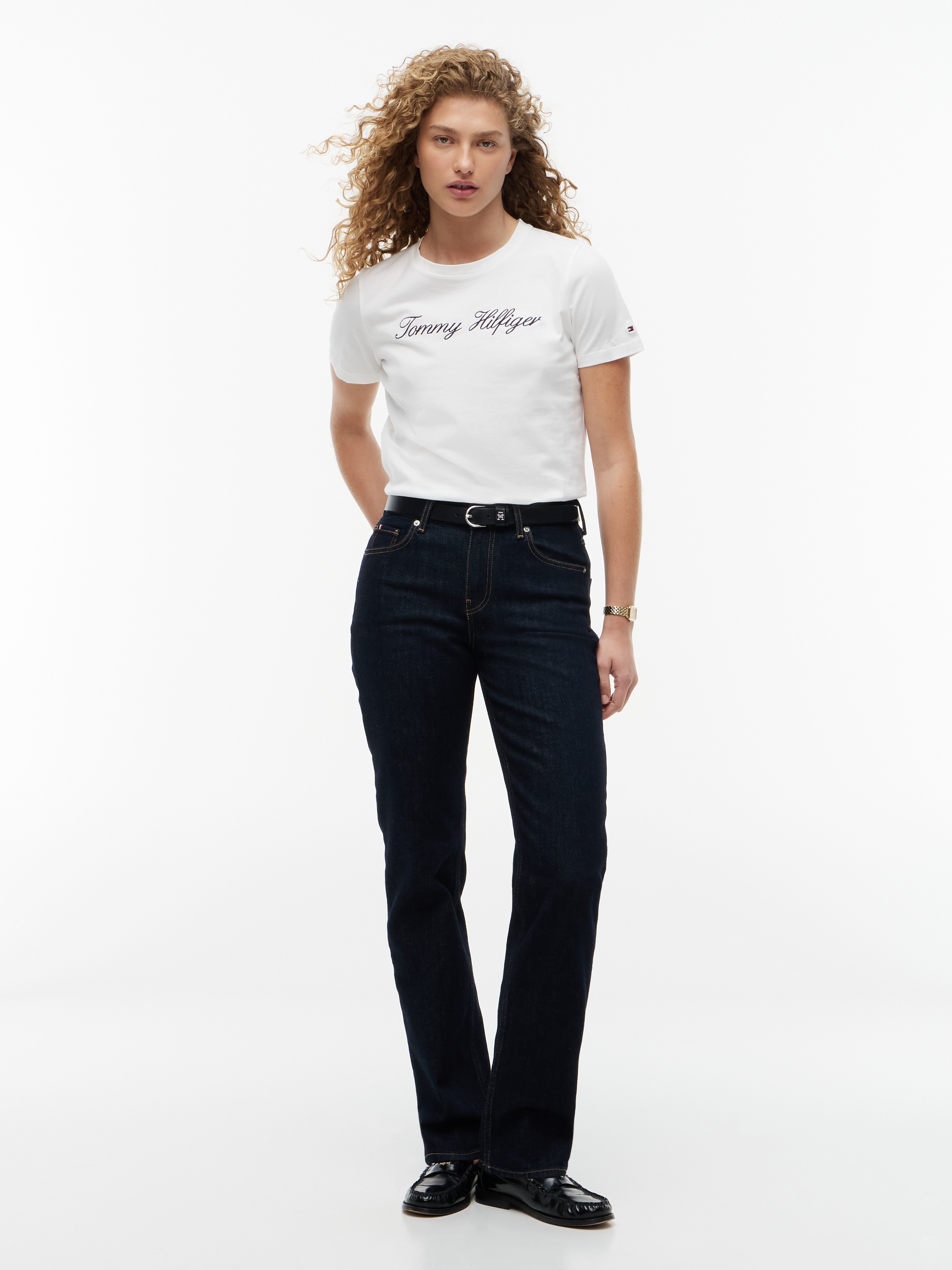 Tommy Hilfiger T-shirt »NOS SCRIPT REGULAR C-NK SHORT SLEEVE« avec col rond et broderie contrastée, coupe régulière