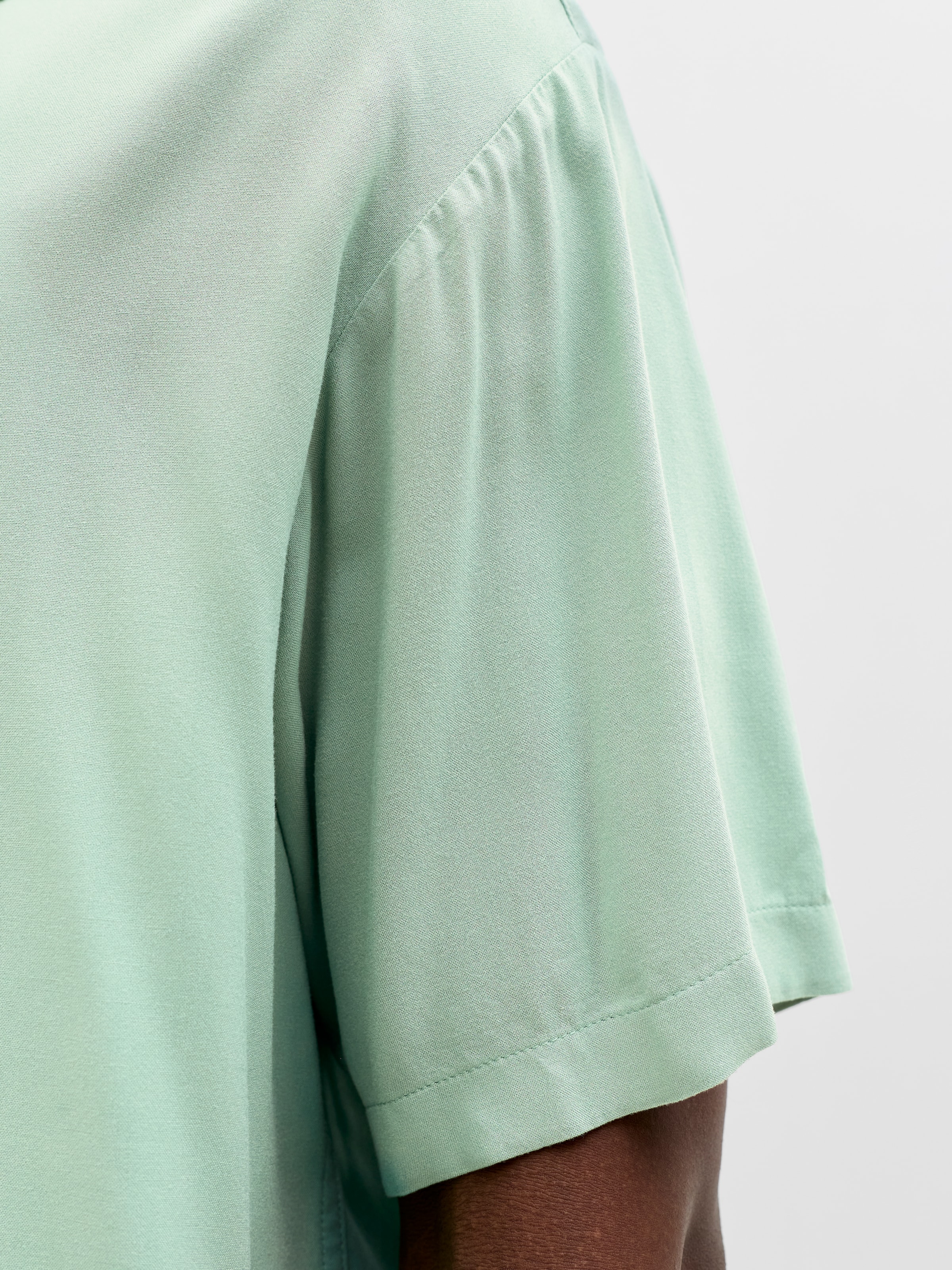 Jack & Jones Chemise à manches courtes »JJEJEFF RESORT SOLID SHIRT SS SN« Viskose, loose fit