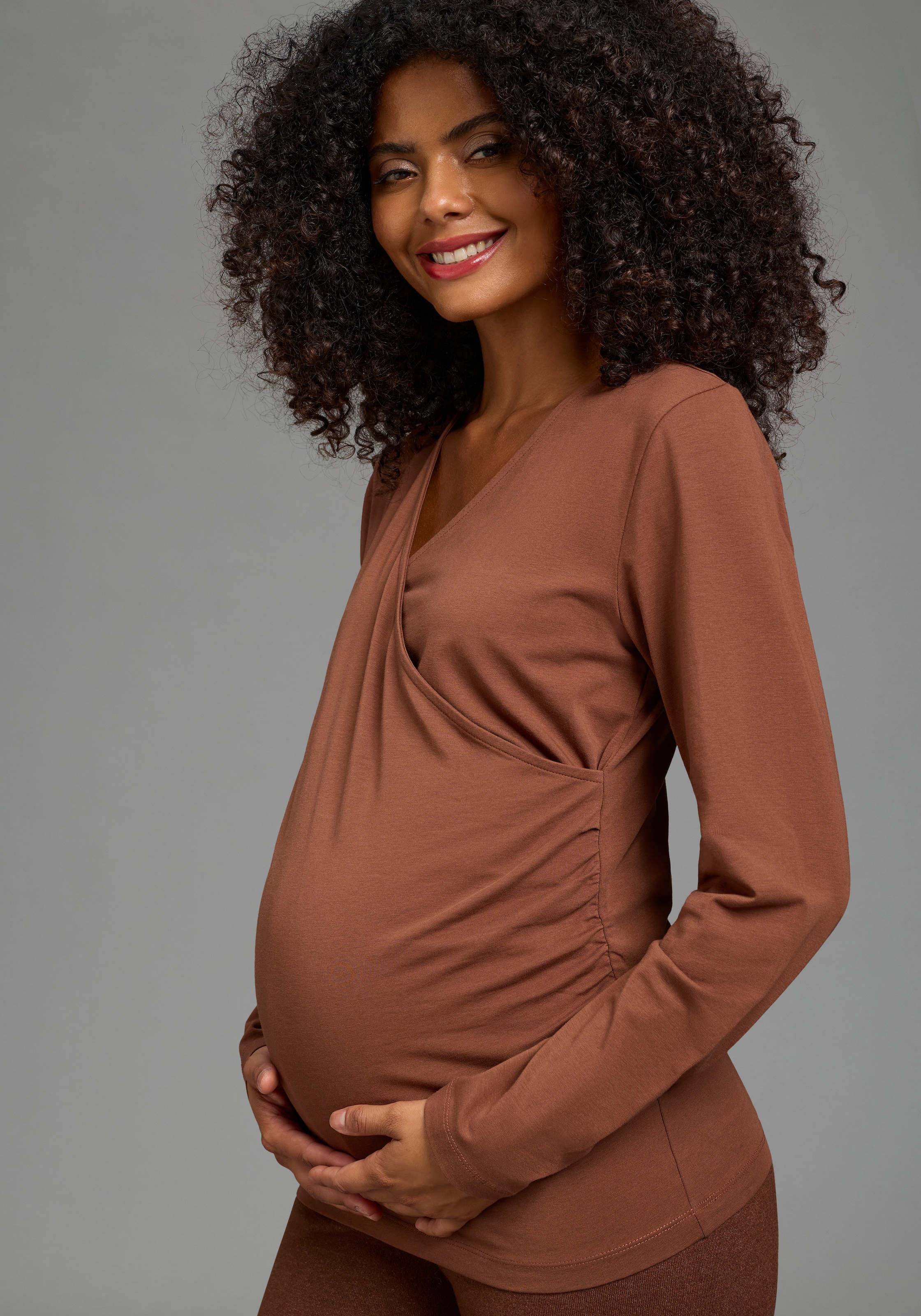 Image of Neun Monate Umstandsshirt "Stillshirt mit praktischem Ausschnitt" Umstands-Shirt für Schwangerschaft und Stillzeit