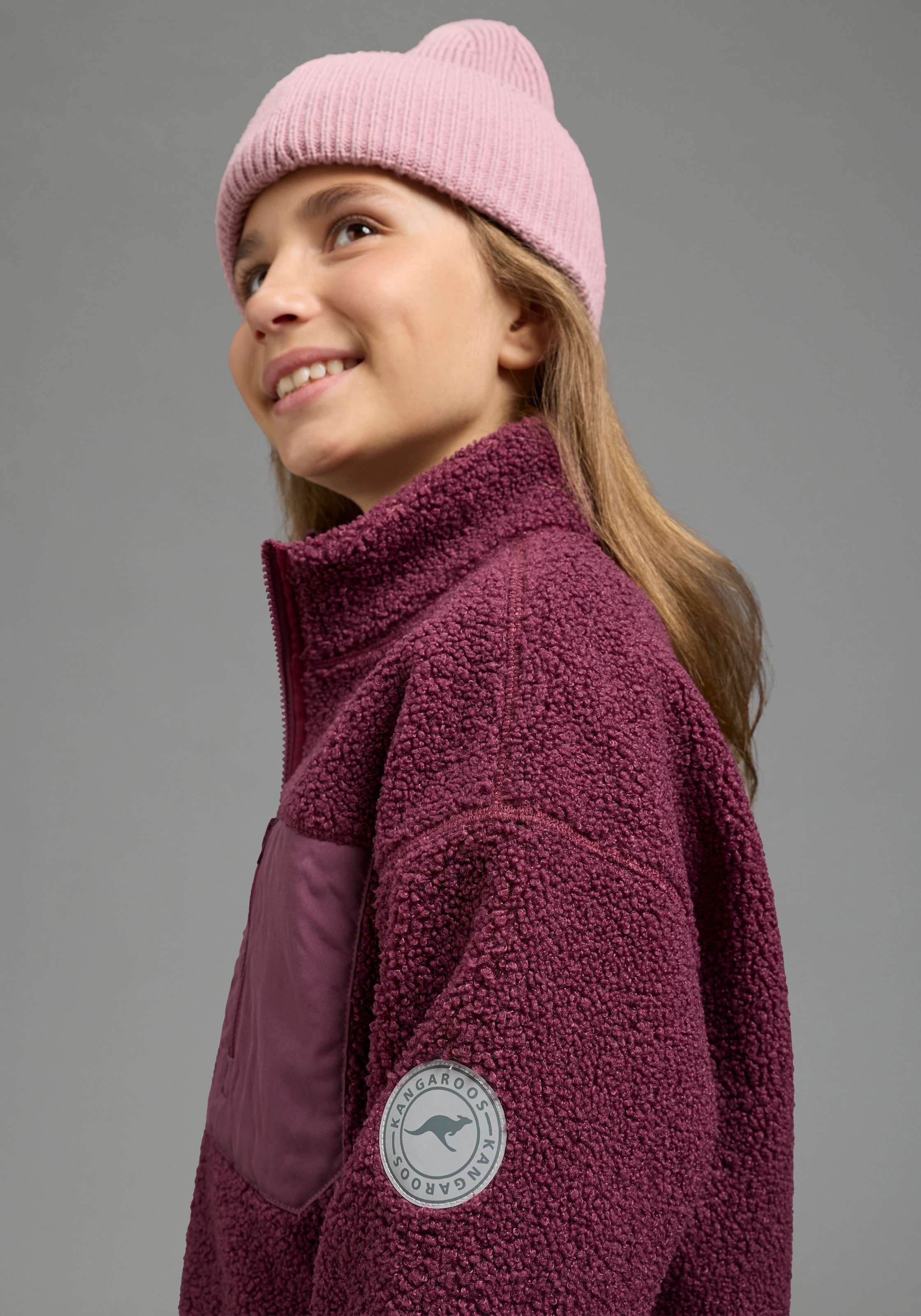 KangaROOS Veste sweat »Fleecejacke, Kuschel-Jacke mit reflektierendem KangaROOS Badge« Veste douce en peluche teddy, parfaite pour enfiler