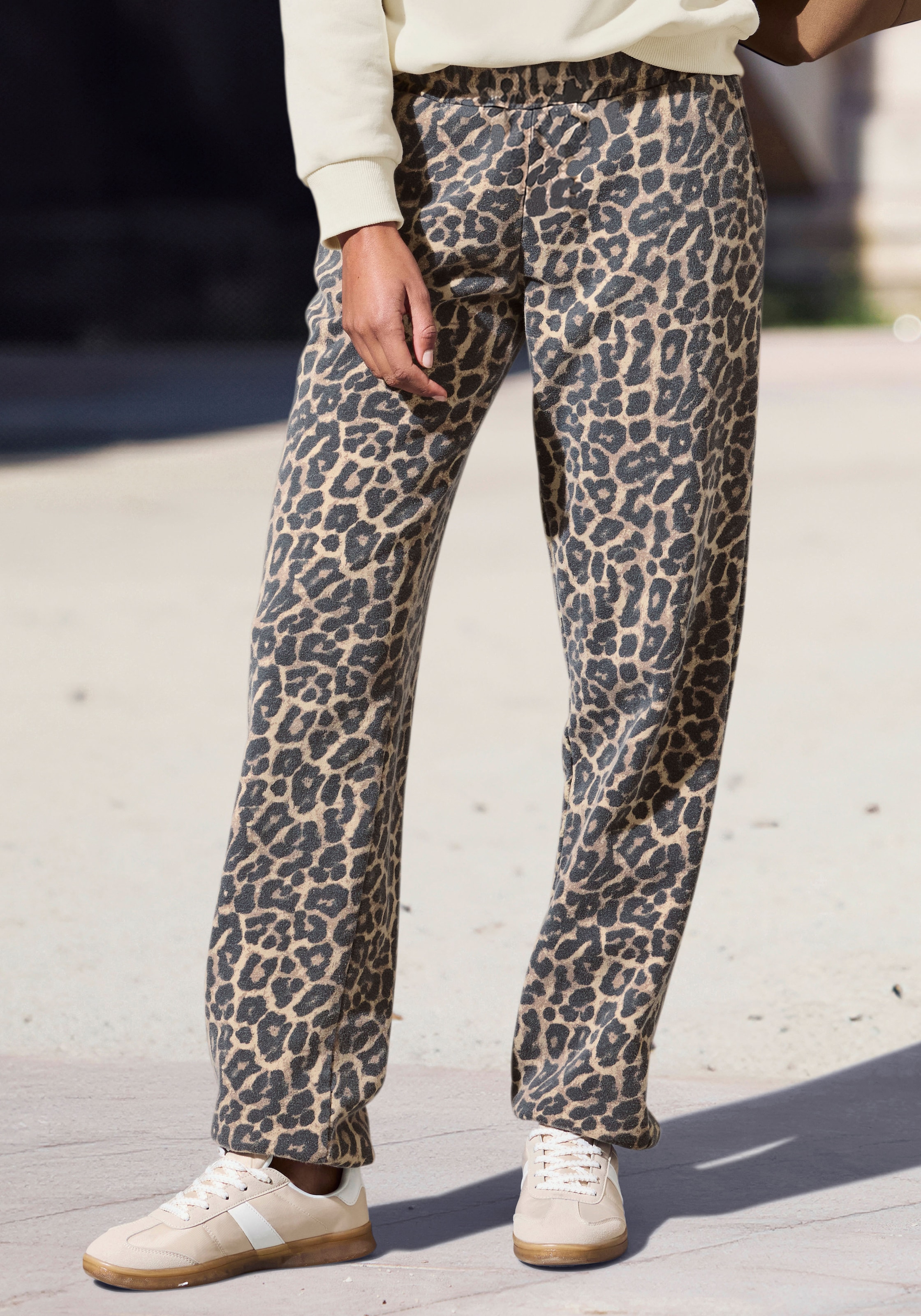 Image of Buffalo Sweathose "- Loungehose" Allover Leo Print, Home- und Loungwear