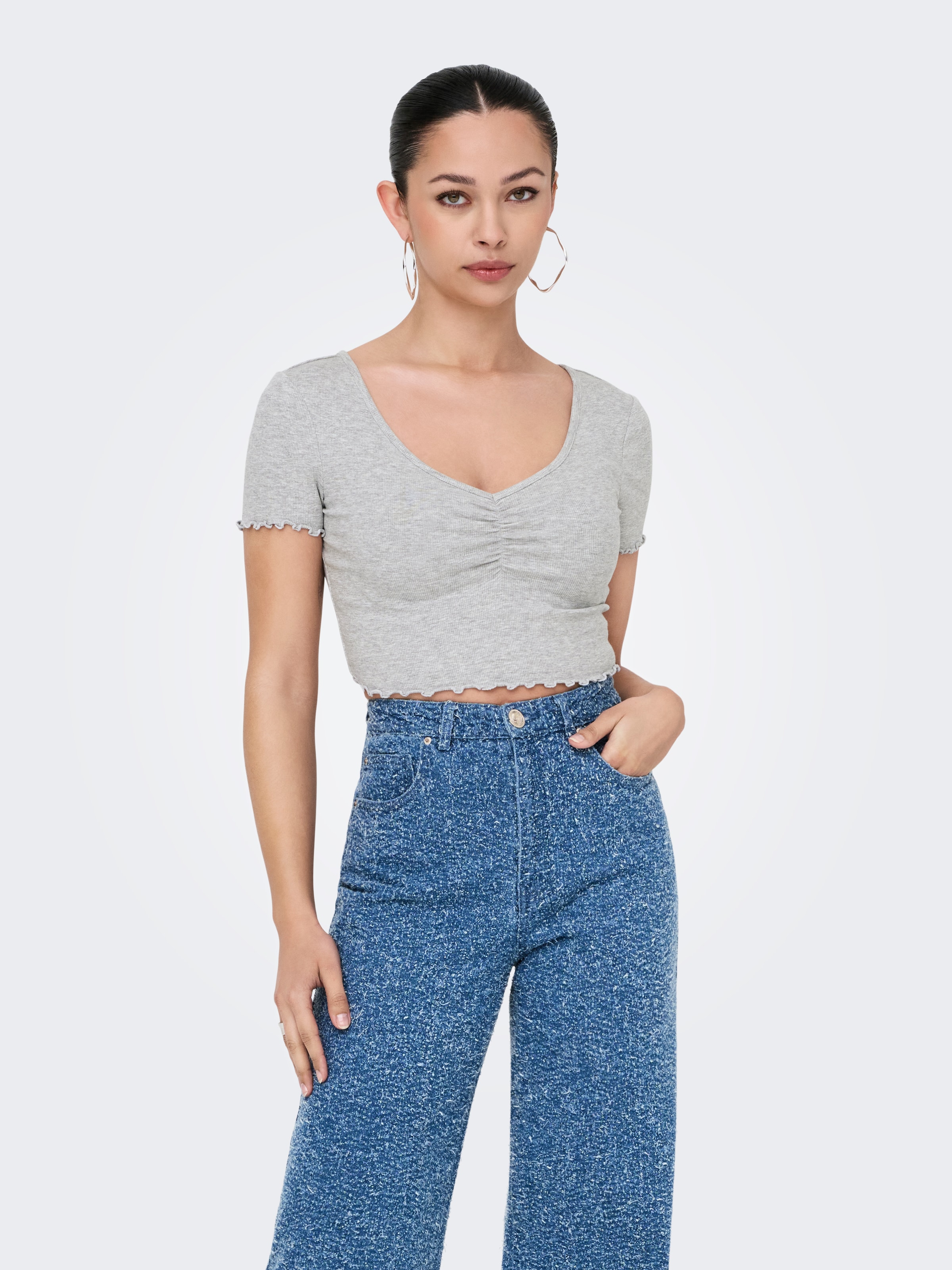 Image of ONLY Kurzarmshirt "ONLBETTY S/S V-NECK TOP CC JRS"