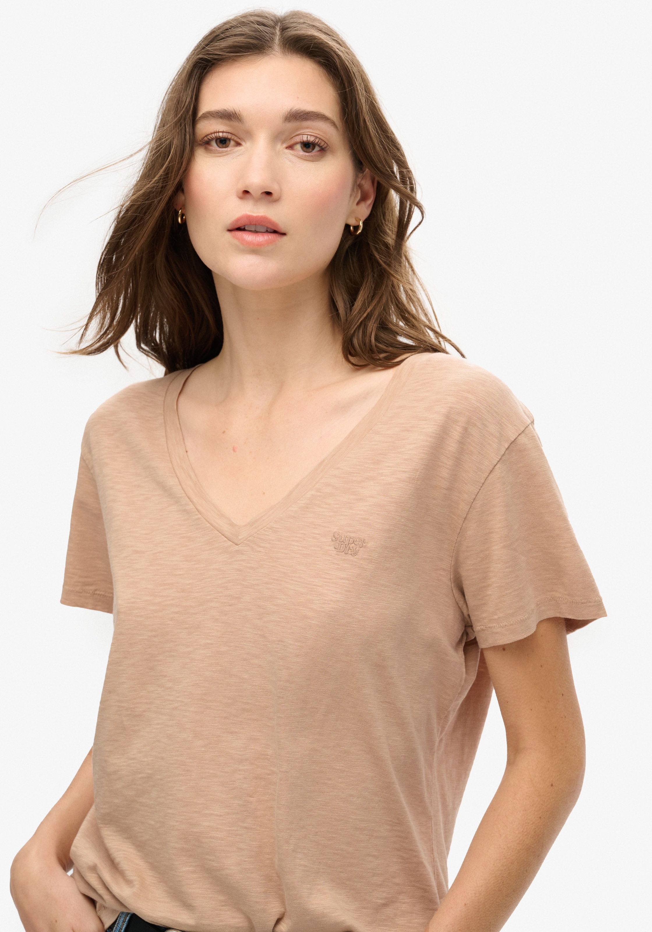 Superdry V-Shirt »STUDIOS SLUB EMB VEE TEE«, strukturiertes T-Shirt mit V-Ausschnitt und Stickerei