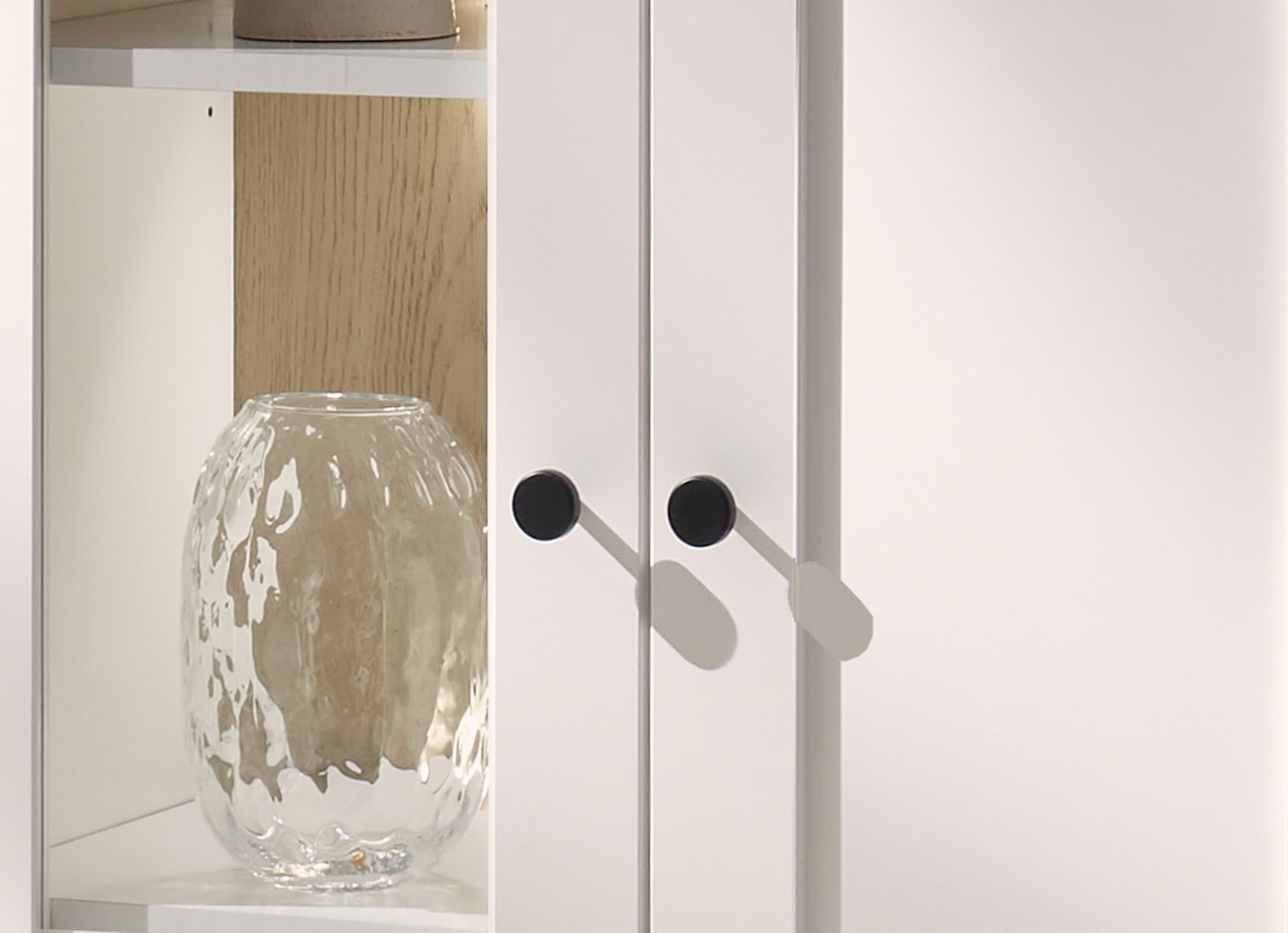 GOODproduct Vitrine »Brest, Standvitrine im Landhausstil, Glasvitrine, Vitrinenschrank« schwarze Metallgriffe, ausreichend Stauraum, Glastür, 123 cm hoch