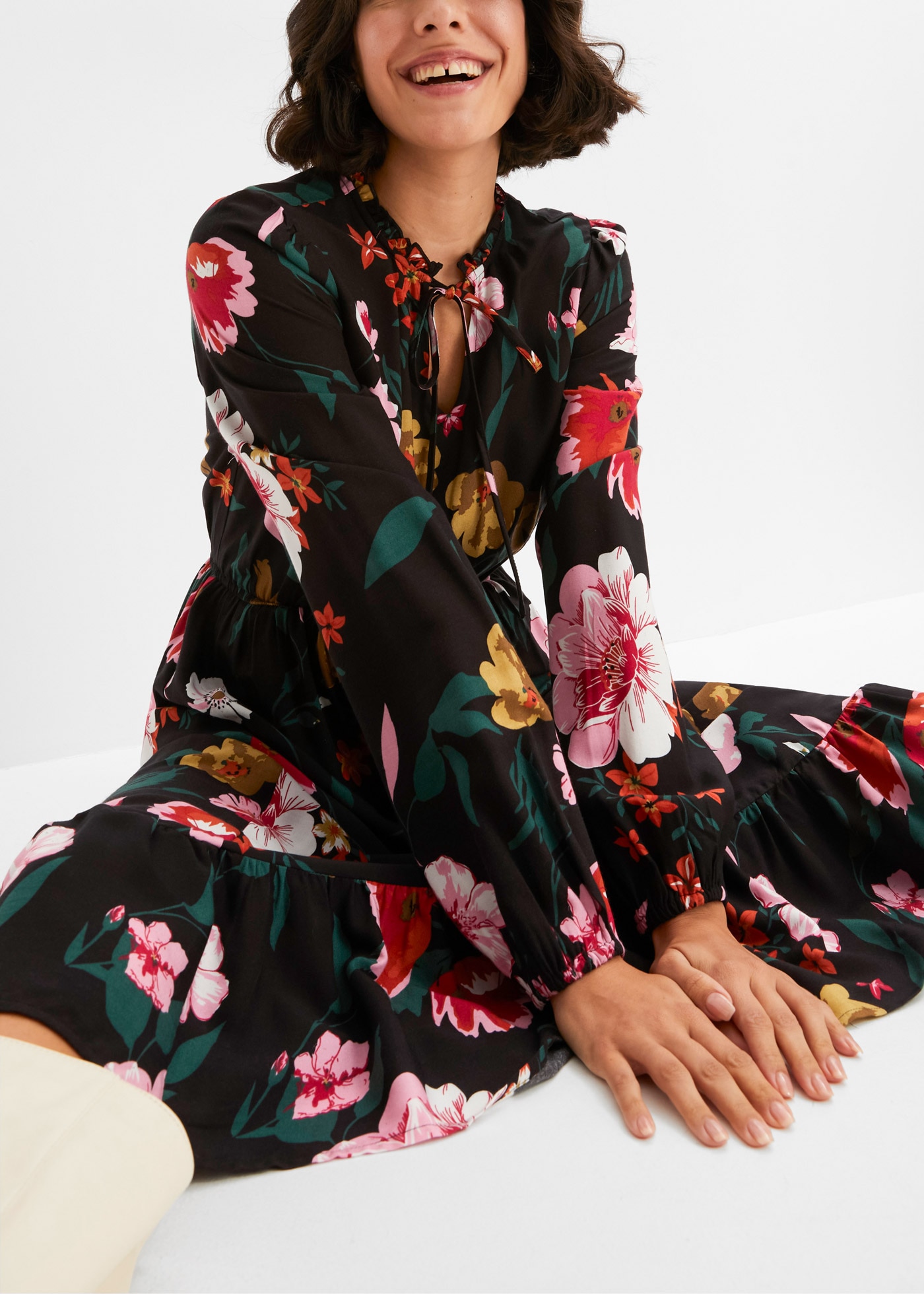 bonprix Midikleid »Midikleid aus fliessender Viskose« Midikleid aus fliessender Viskose